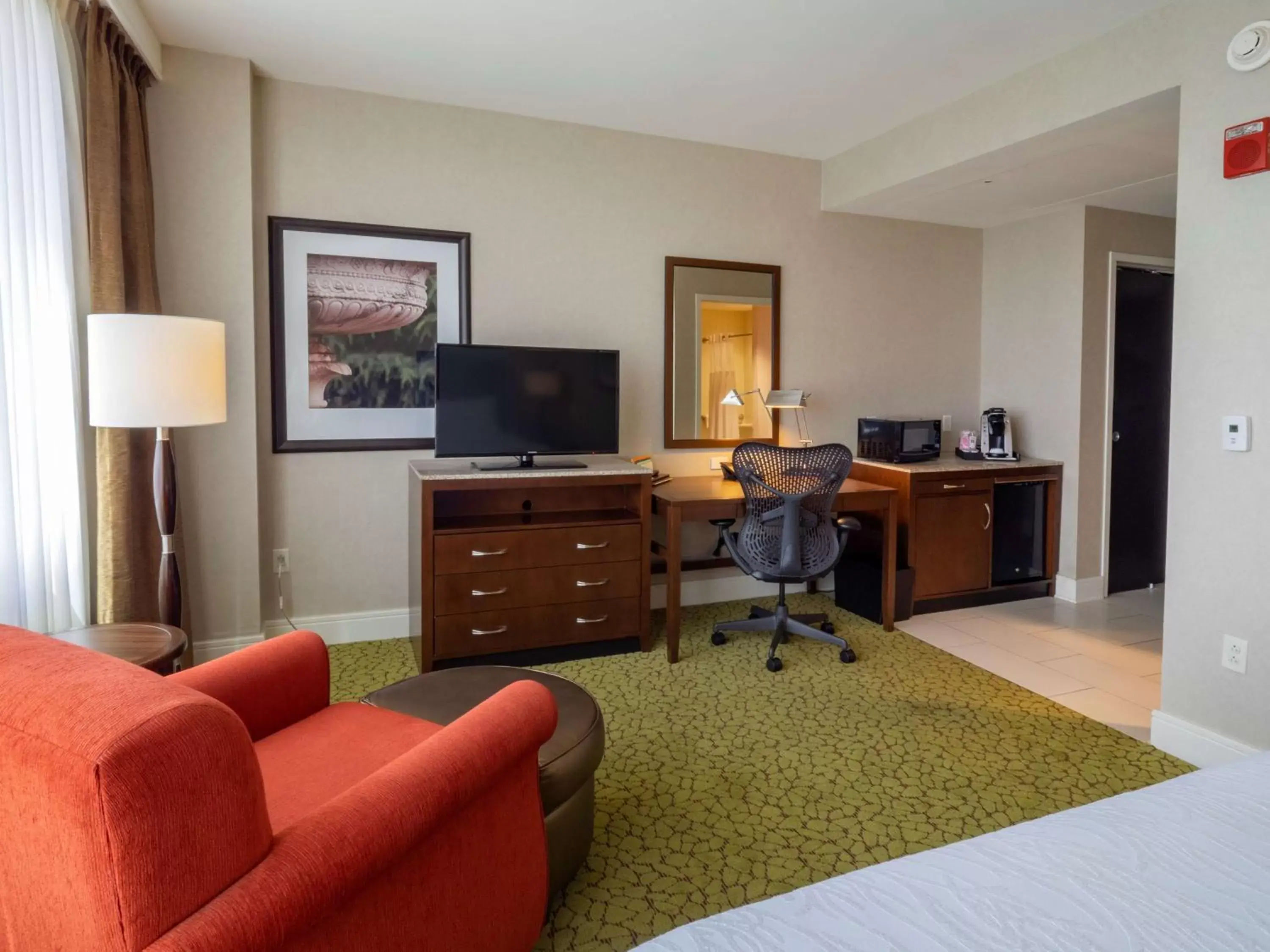 Bedroom, TV/Entertainment Center in The Hilton Garden Inn Buffalo-Downtown