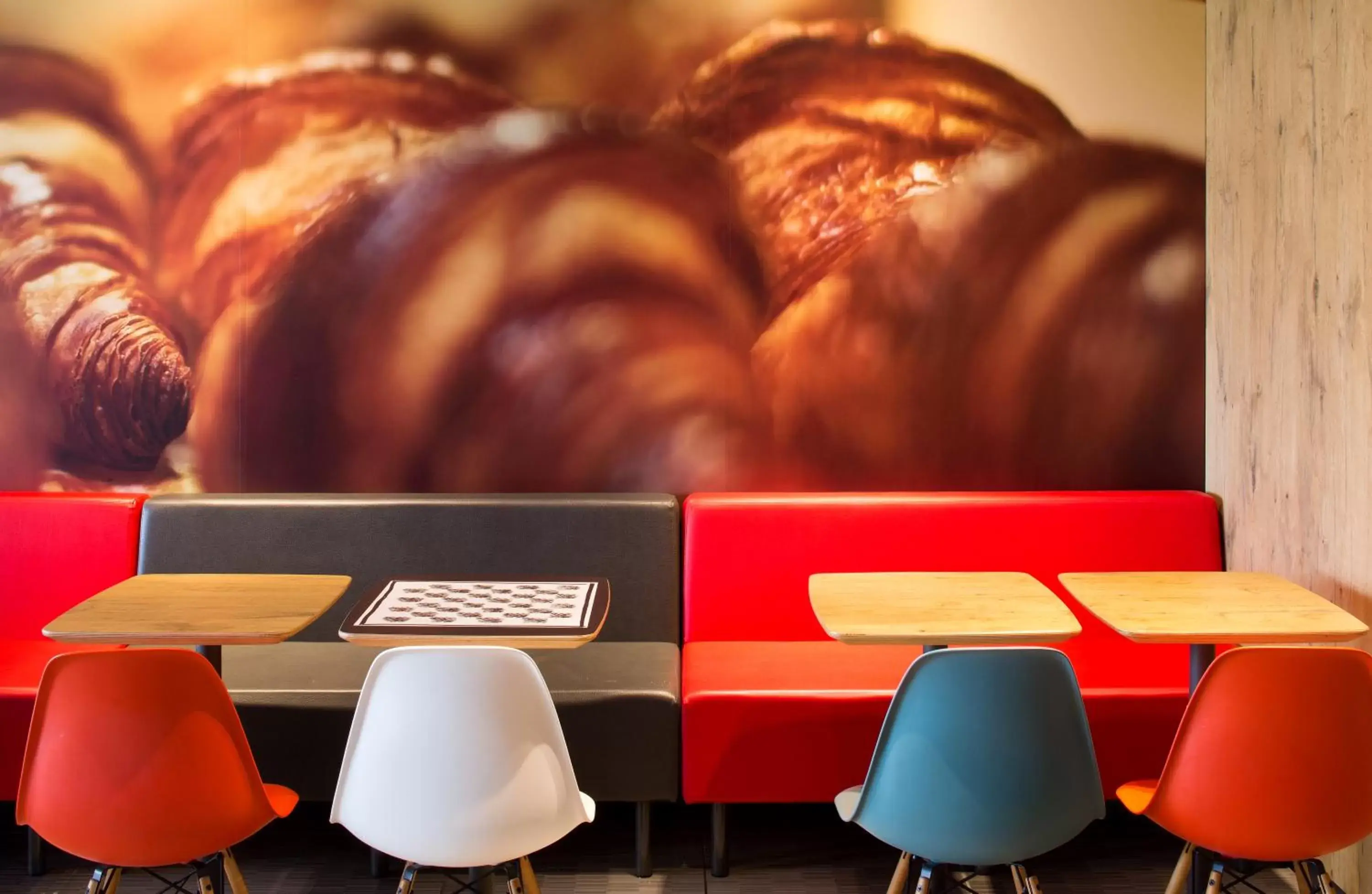 Dining area in ibis Montceau les Mines