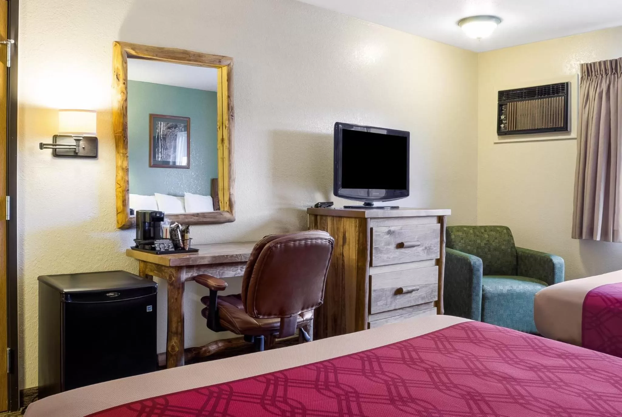 TV and multimedia, Bed in Econo Lodge, Downtown Custer Near Custer State Park and Mt Rushmore