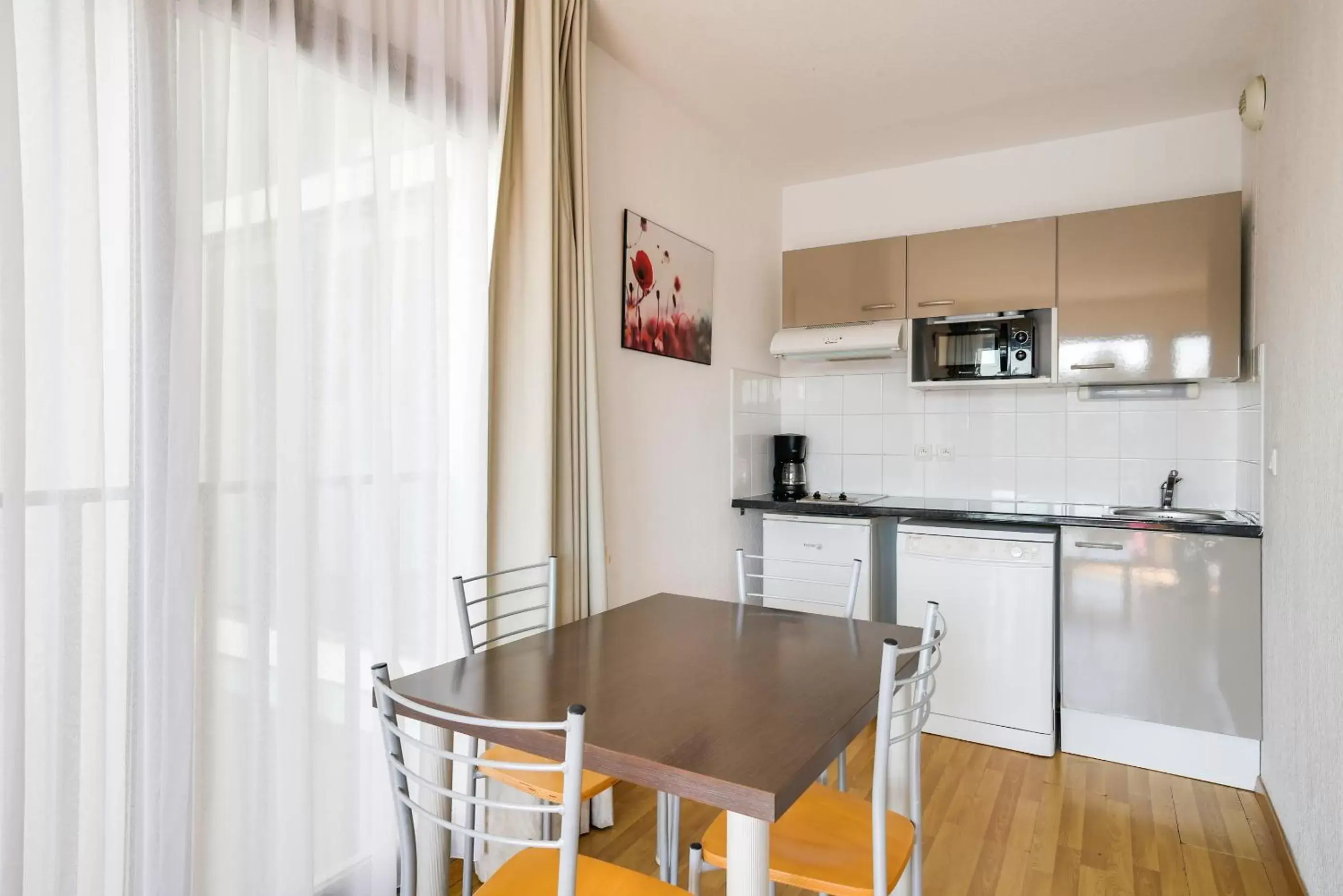 Kitchen or kitchenette, Kitchen/Kitchenette in All Suites La Teste – Bassin d’Arcachon