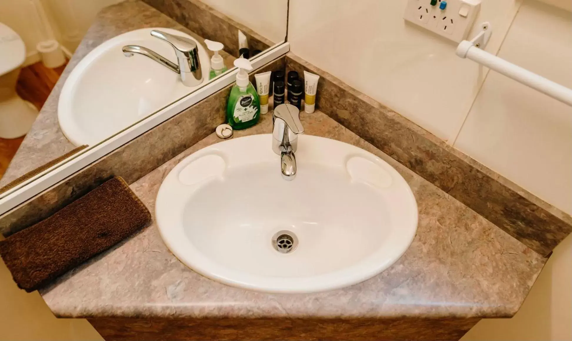 Bathroom in Anchor Lodge Motel