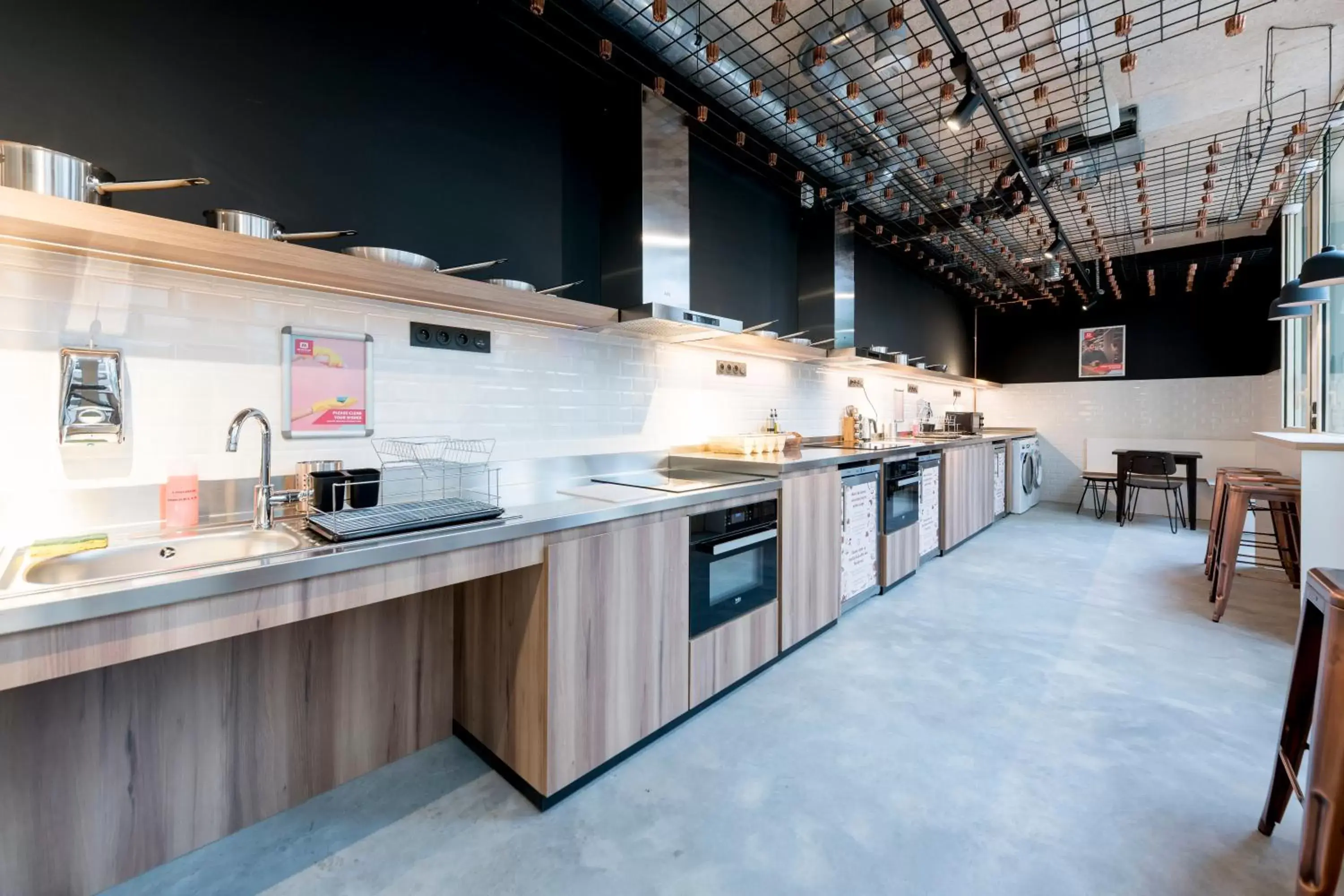 Communal kitchen, Kitchen/Kitchenette in MEININGER Hotel Bordeaux Gare Saint-Jean