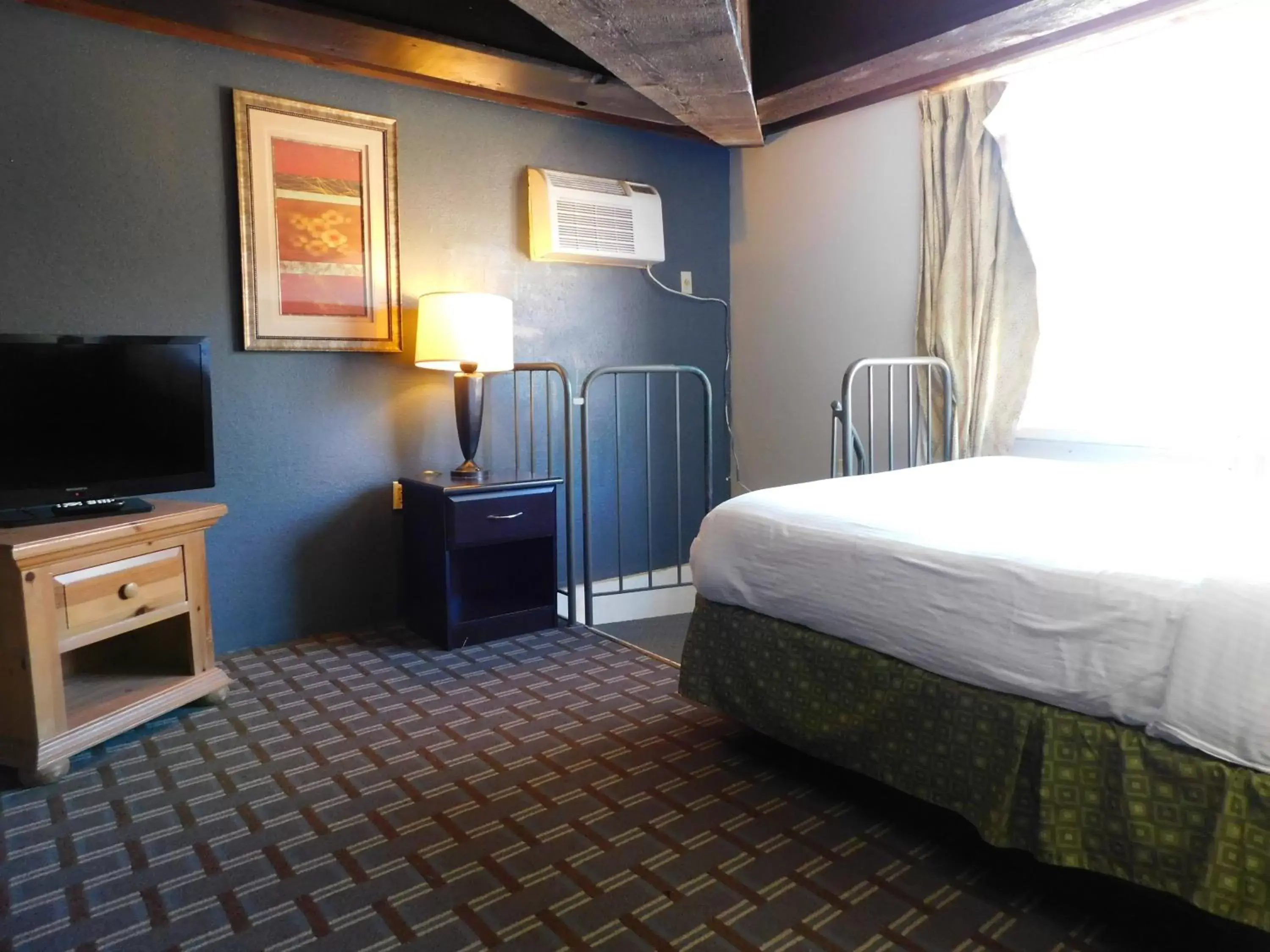 Bed in Days Inn & Suites by Wyndham Downtown Gatlinburg Parkway