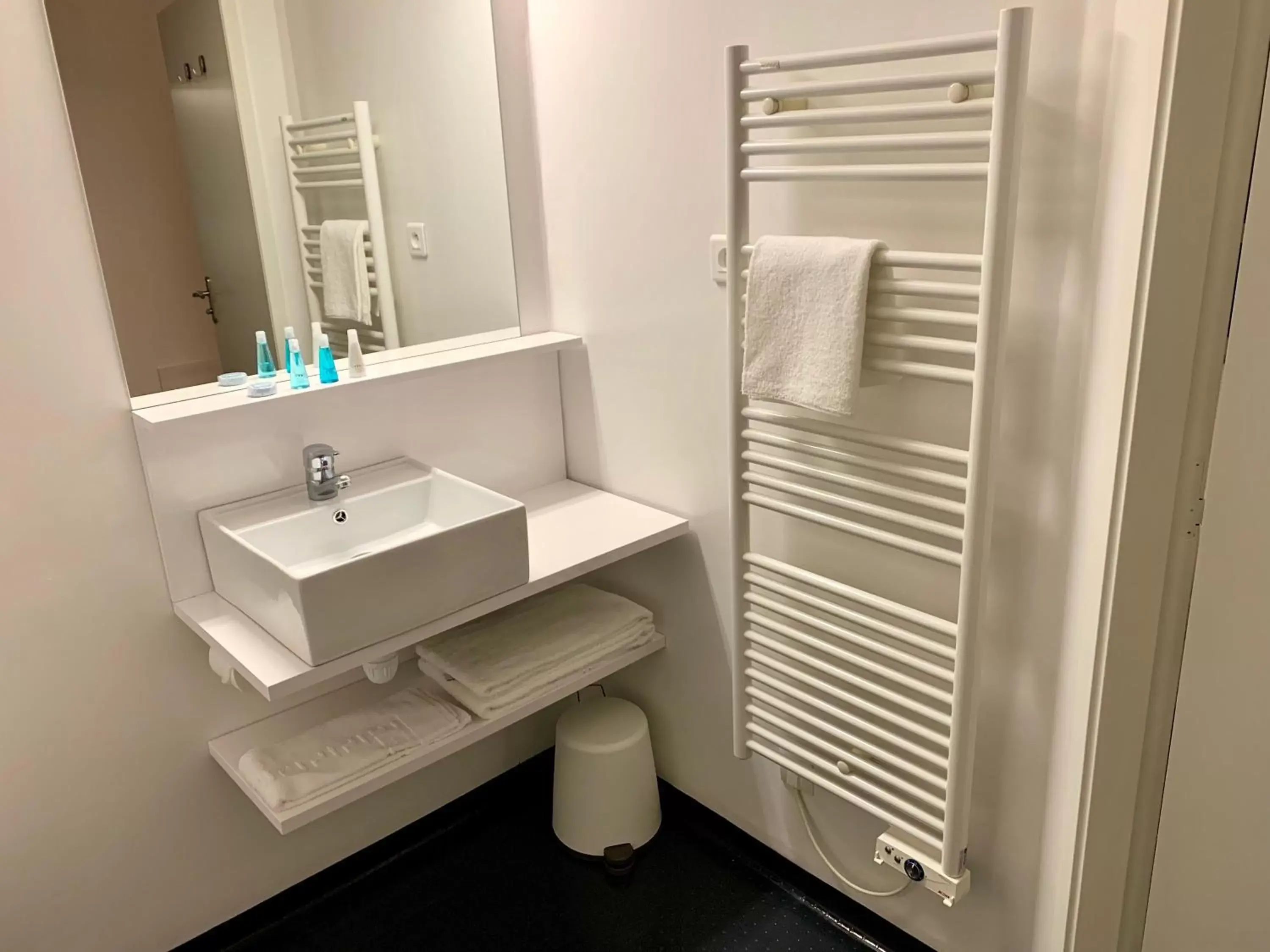 Bathroom in Brit Hotel Bordeaux Arena