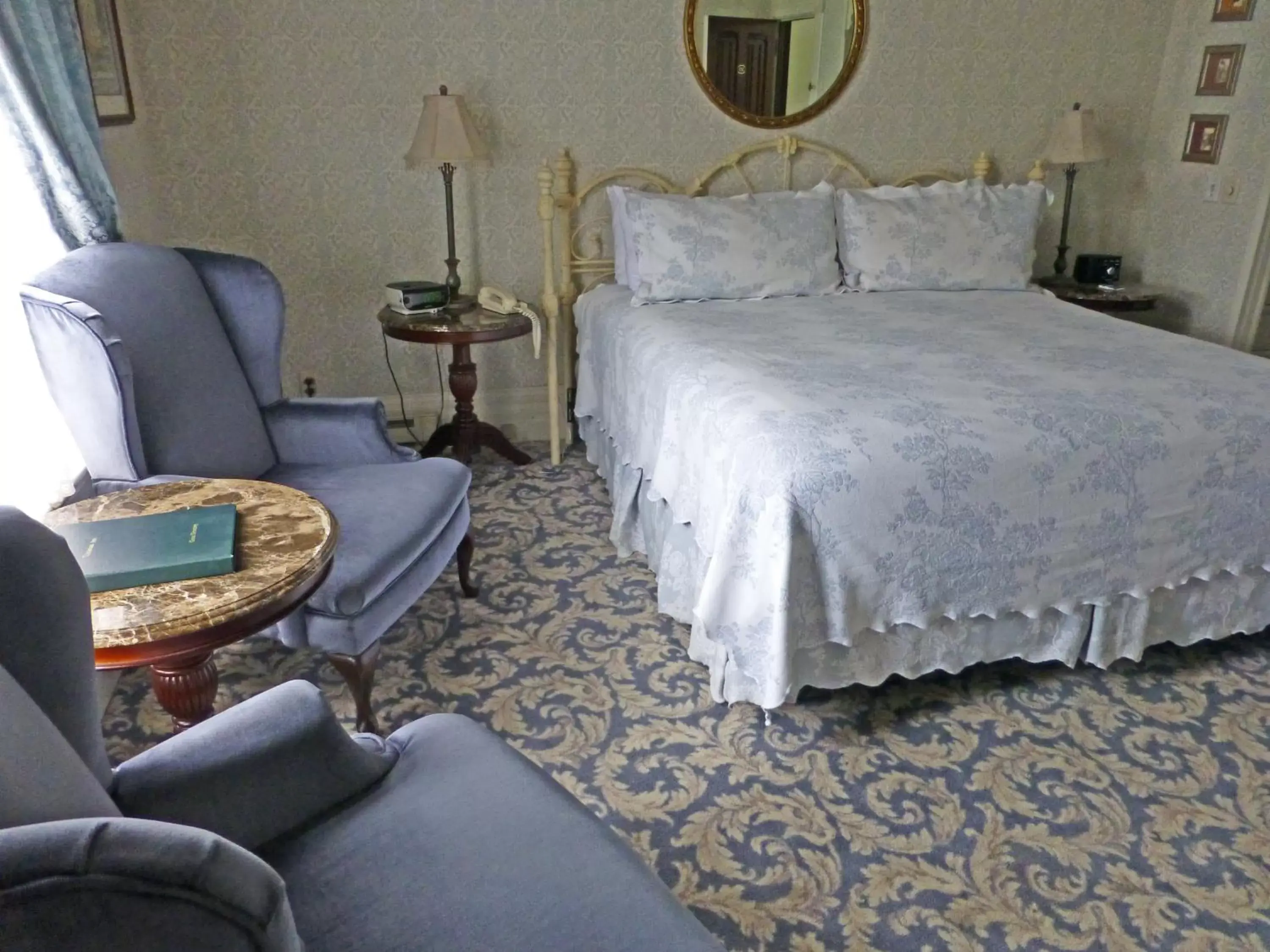 Photo of the whole room, Bed in Victorian Inn