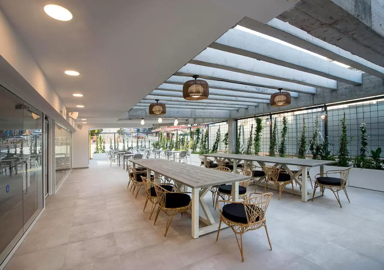 Balcony/Terrace, Restaurant/Places to Eat in Hotel Benalmadena Beach