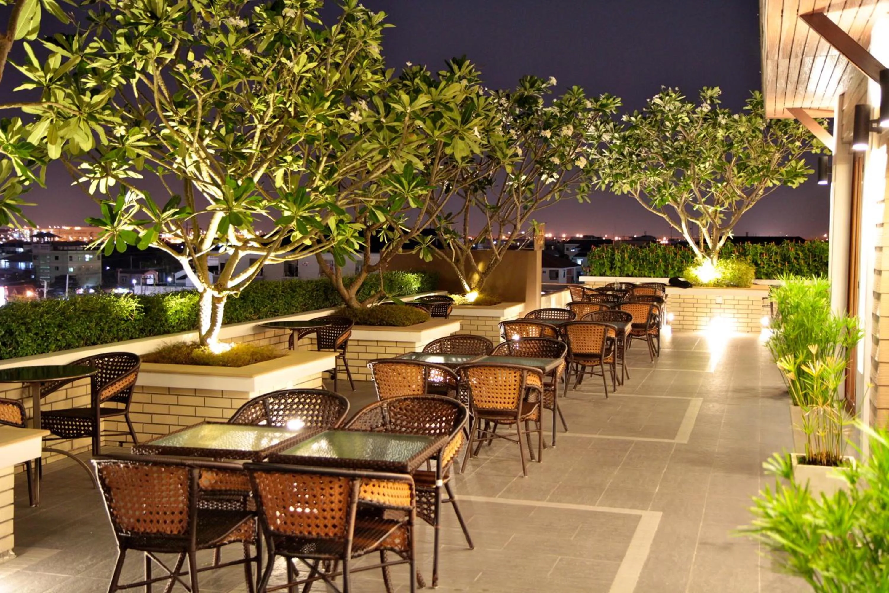 Restaurant/places to eat in Suvarnabhumi Suite Hotel