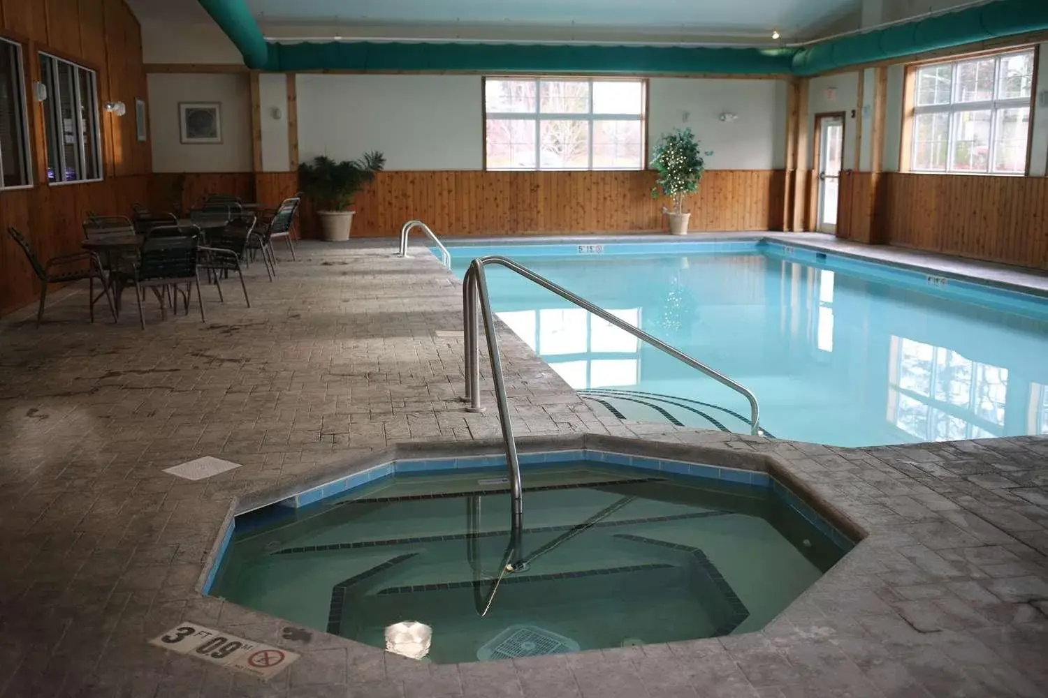 Swimming Pool in Best Western Plus Crossroads Inn & Suites