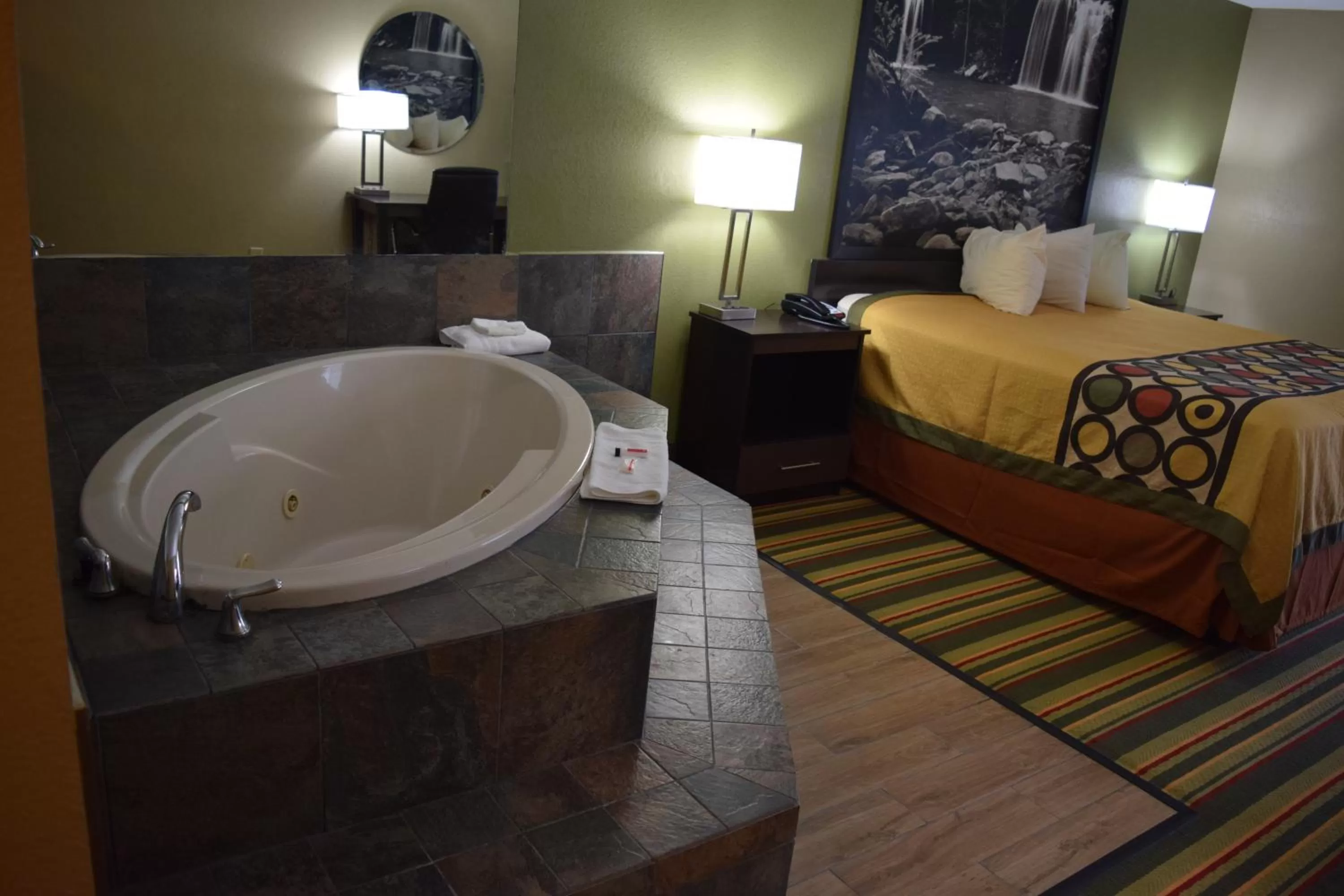 Hot Tub, Bed in Super 8 by Wyndham Paragould