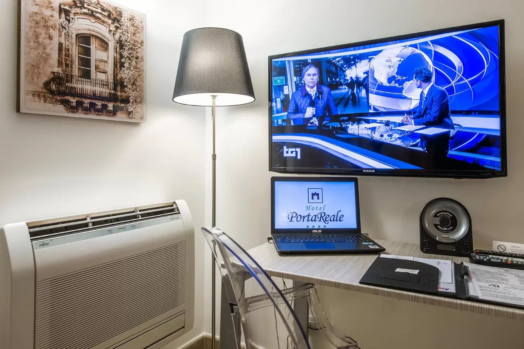 TV and multimedia, TV/Entertainment Center in Hotel Porta Reale