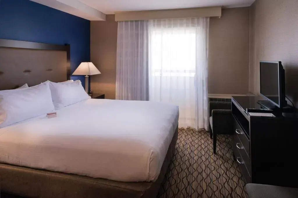 Bed in Holiday Inn Express Hotel & Suites Pasadena-Colorado Boulevard, an IHG Hotel