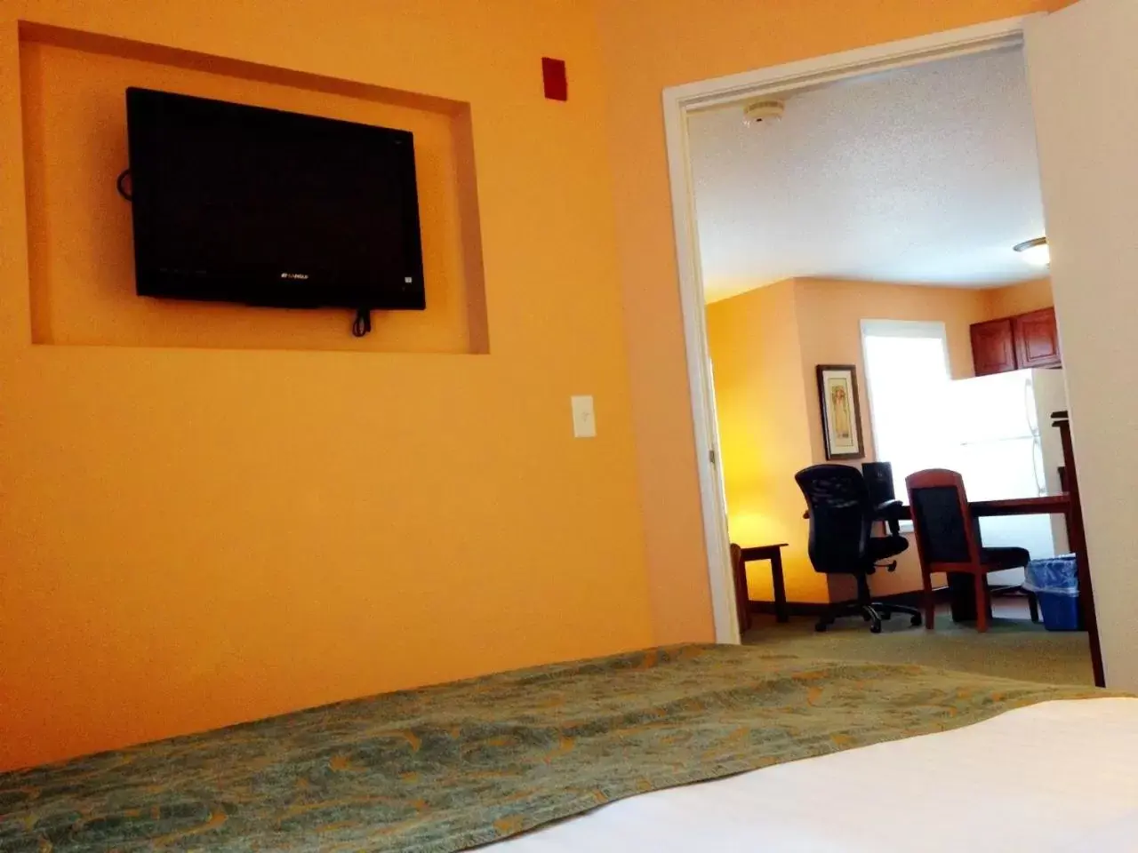 TV/Entertainment Center in GrandStay Hotel & Suites Downtown Sheboygan