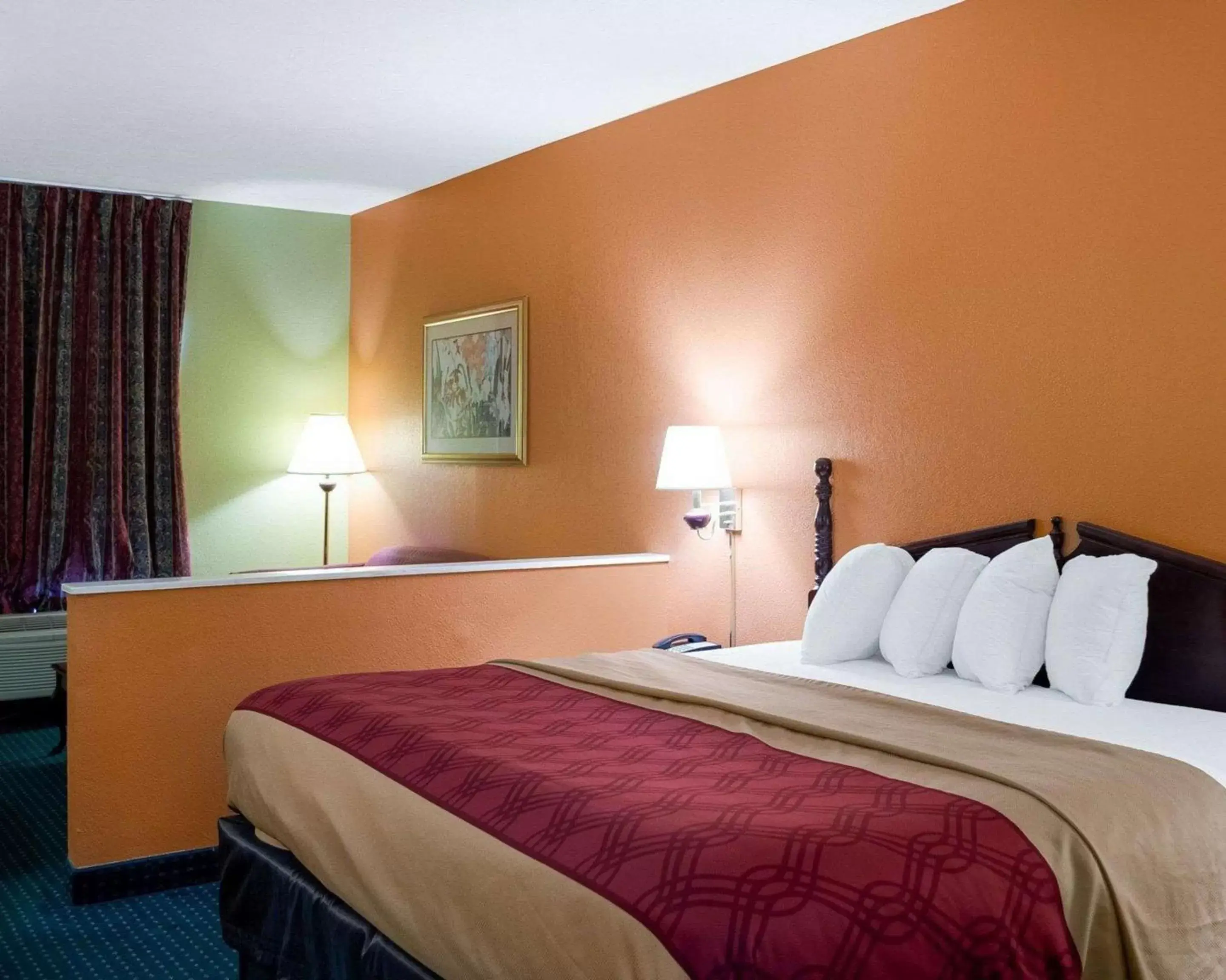 Photo of the whole room, Bed in Econo Lodge Canton I-55