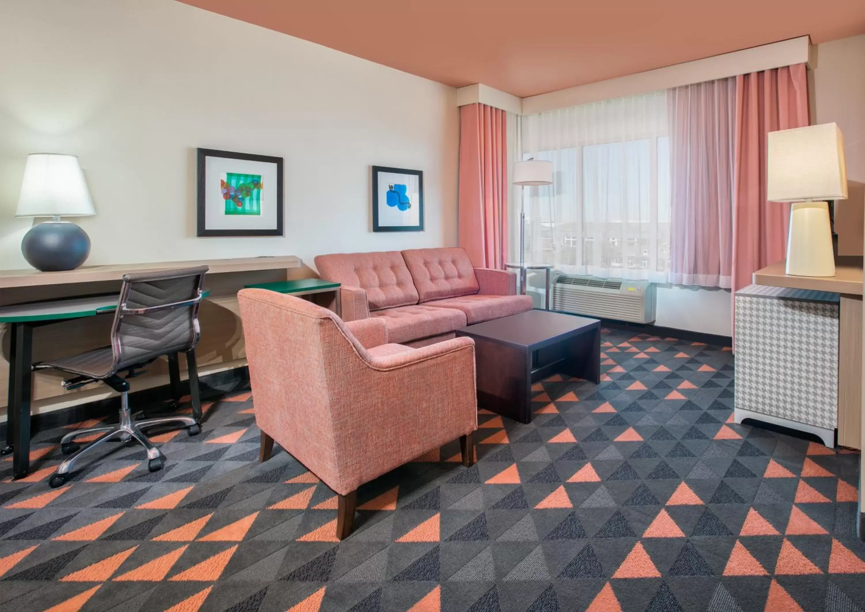 Photo of the whole room, Seating Area in Holiday Inn Dallas - Fort Worth Airport South, an IHG Hotel