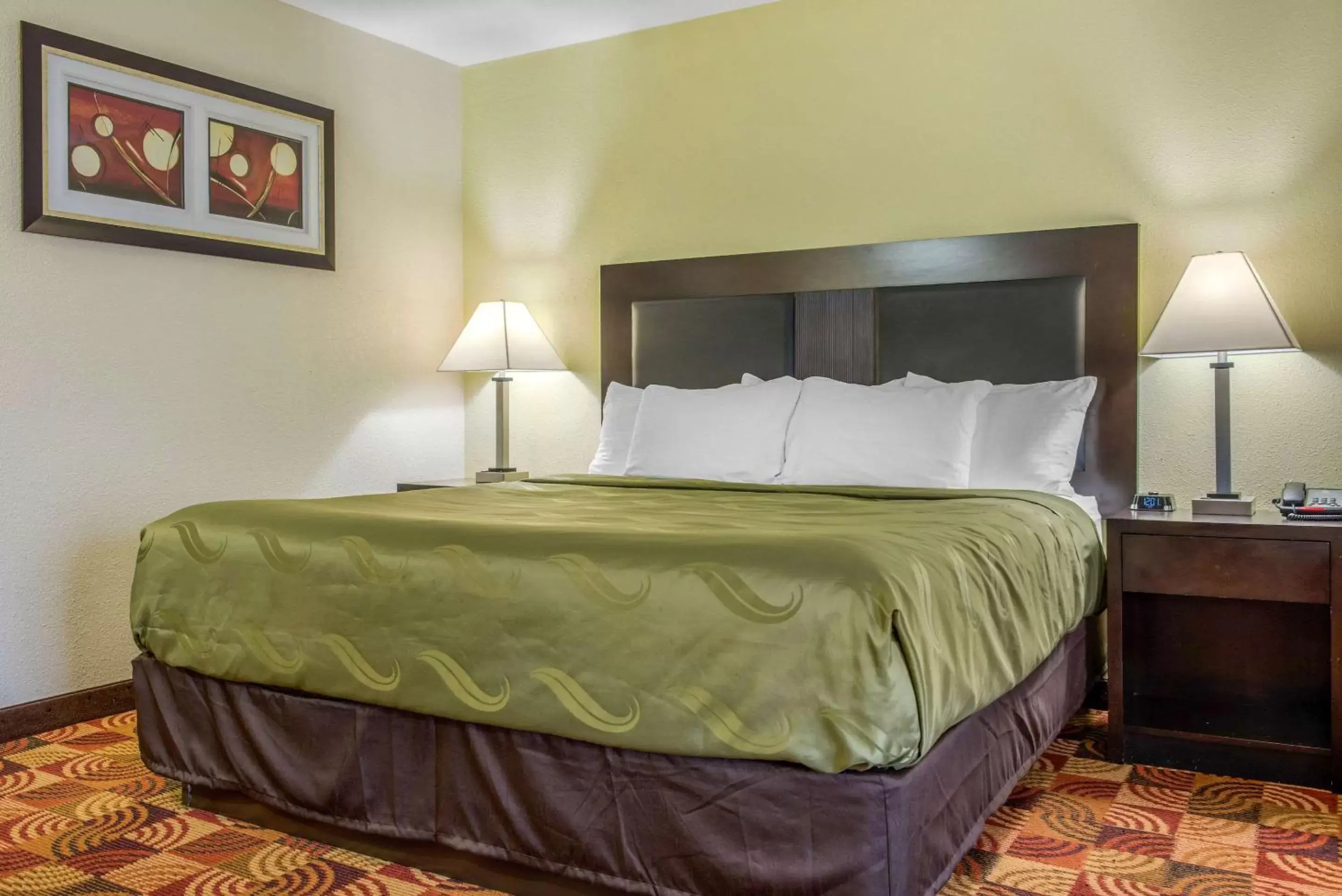Photo of the whole room, Bed in Quality Inn Bloomington