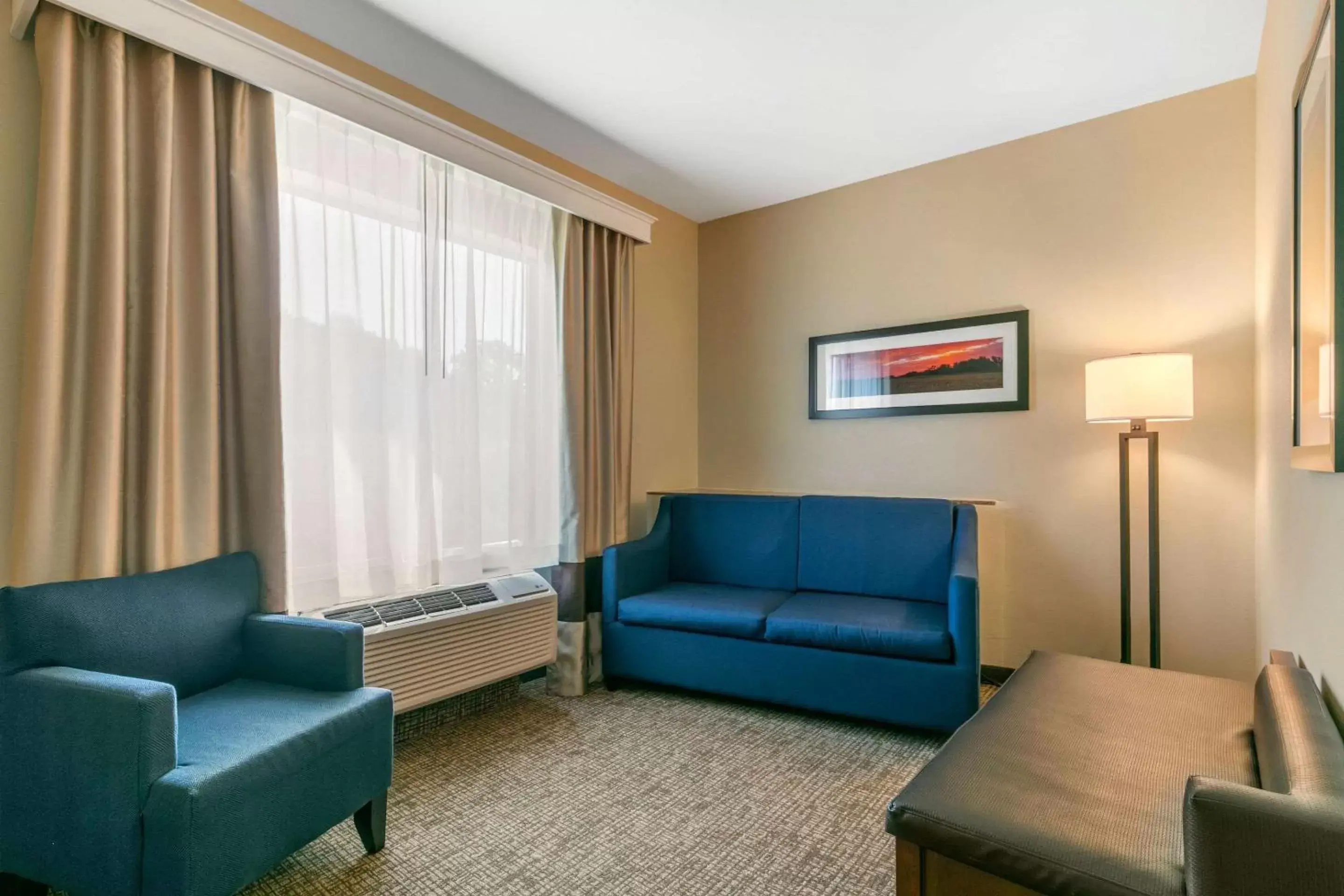 Bedroom, Seating Area in Comfort Suites Forrest City