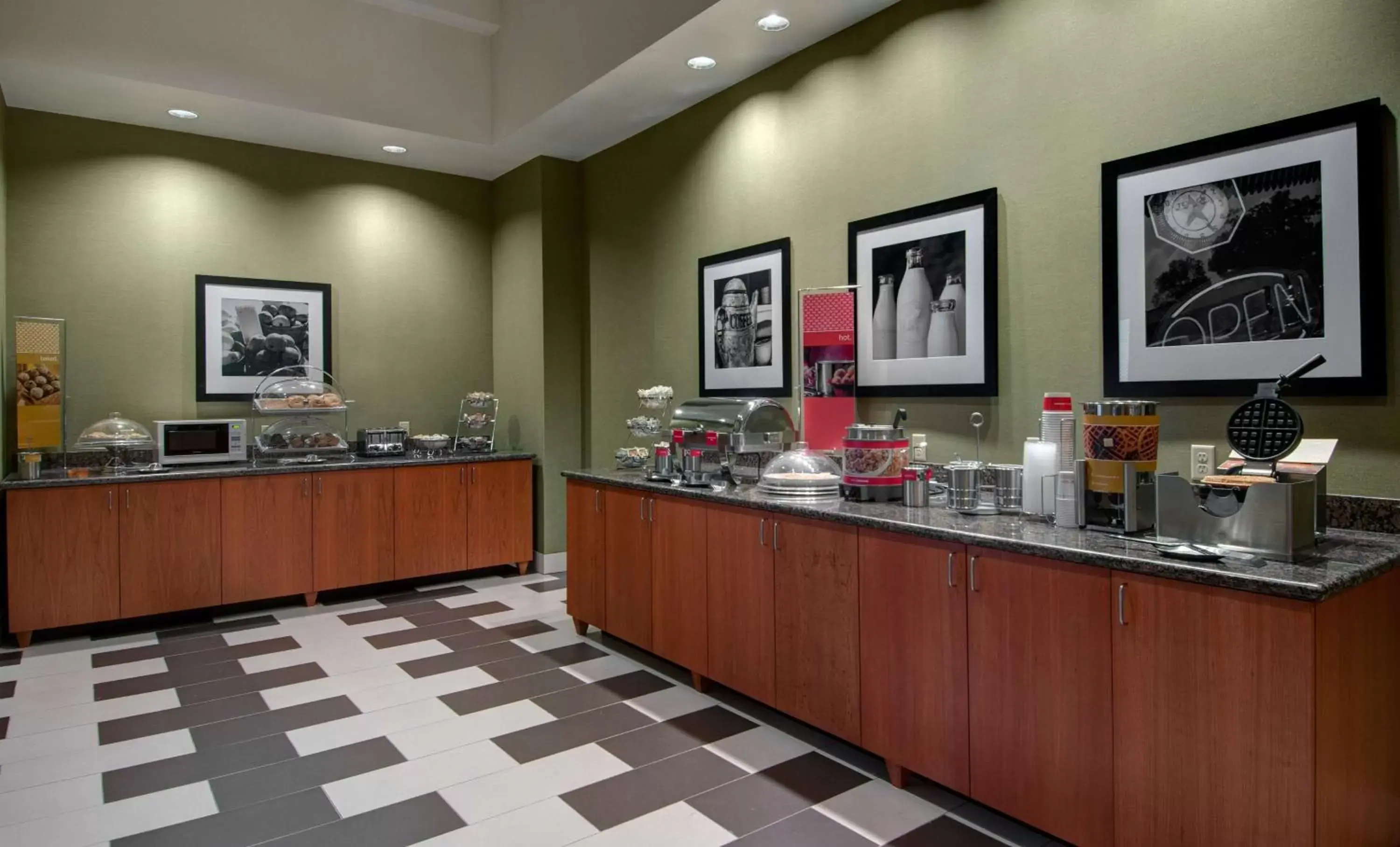 Restaurant/places to eat in Hampton Inn & Suites Astoria Restaurant/places to eat in Hampton Inn & Suites Astoria