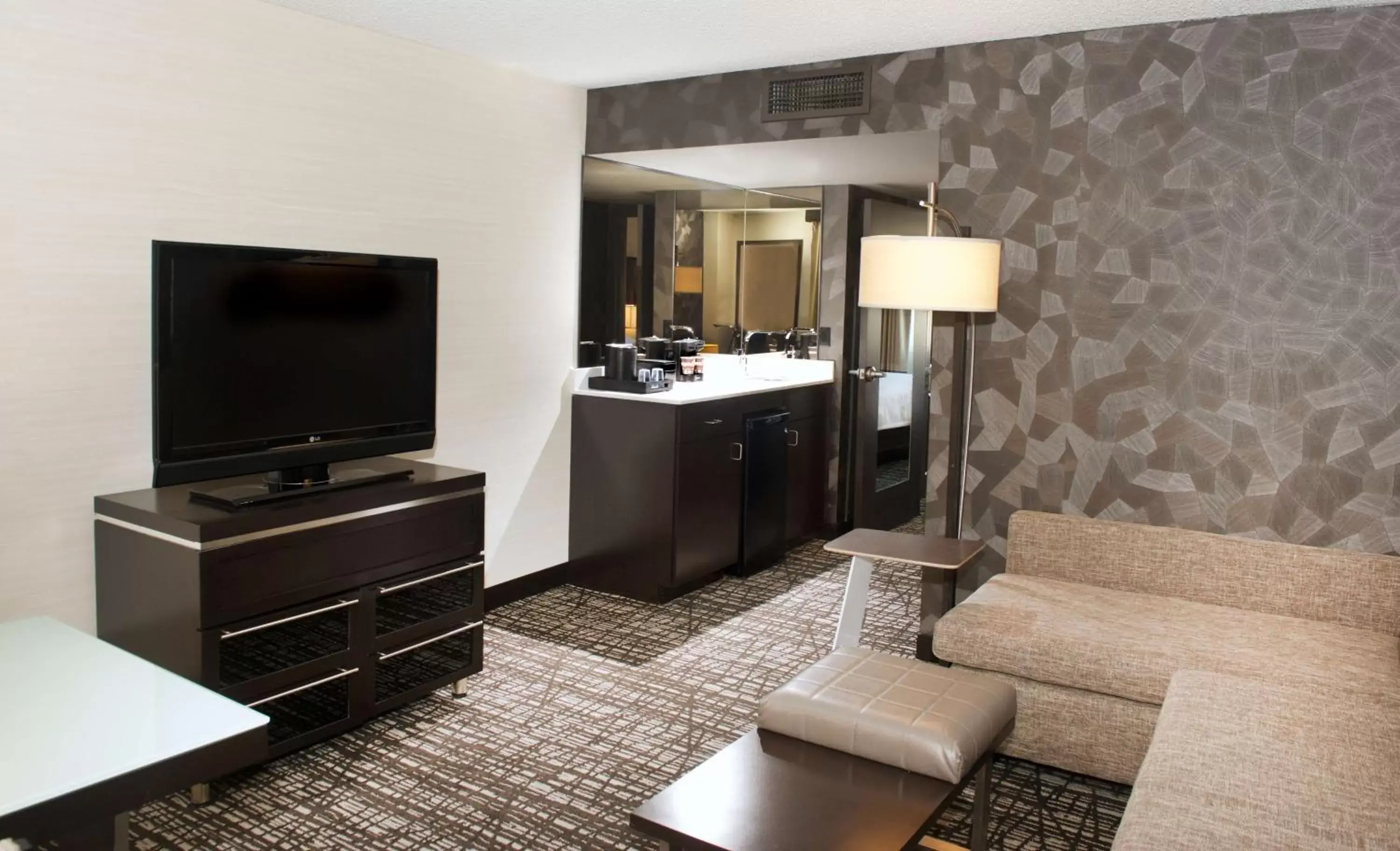 Bed, TV/Entertainment Center in Embassy Suites by Hilton Las Vegas