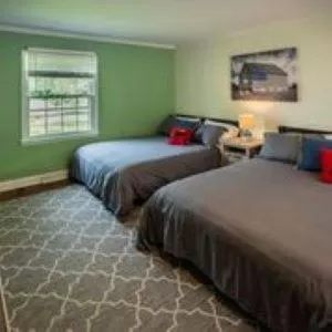 Photo of the whole room, Bed in Arcady Mountain Motor Lodge