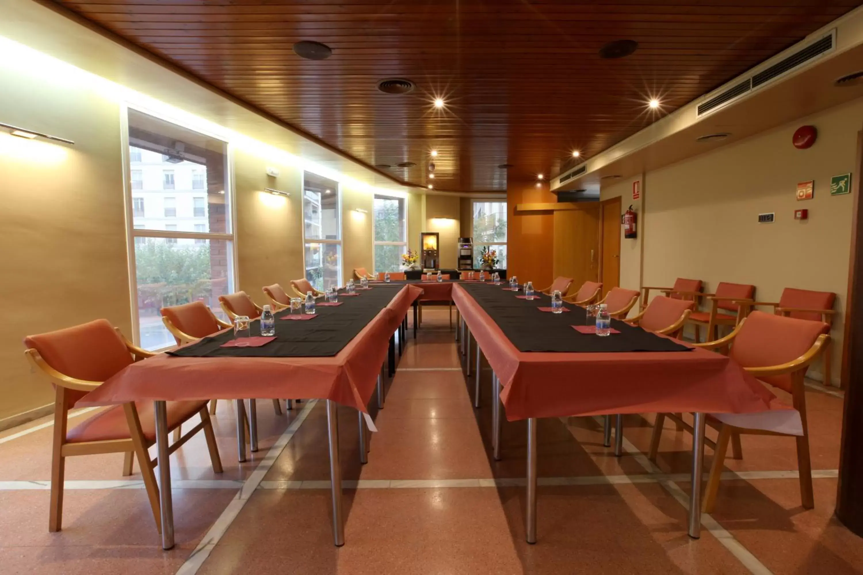 Business facilities, Restaurant/Places to Eat in Hotel Nadal