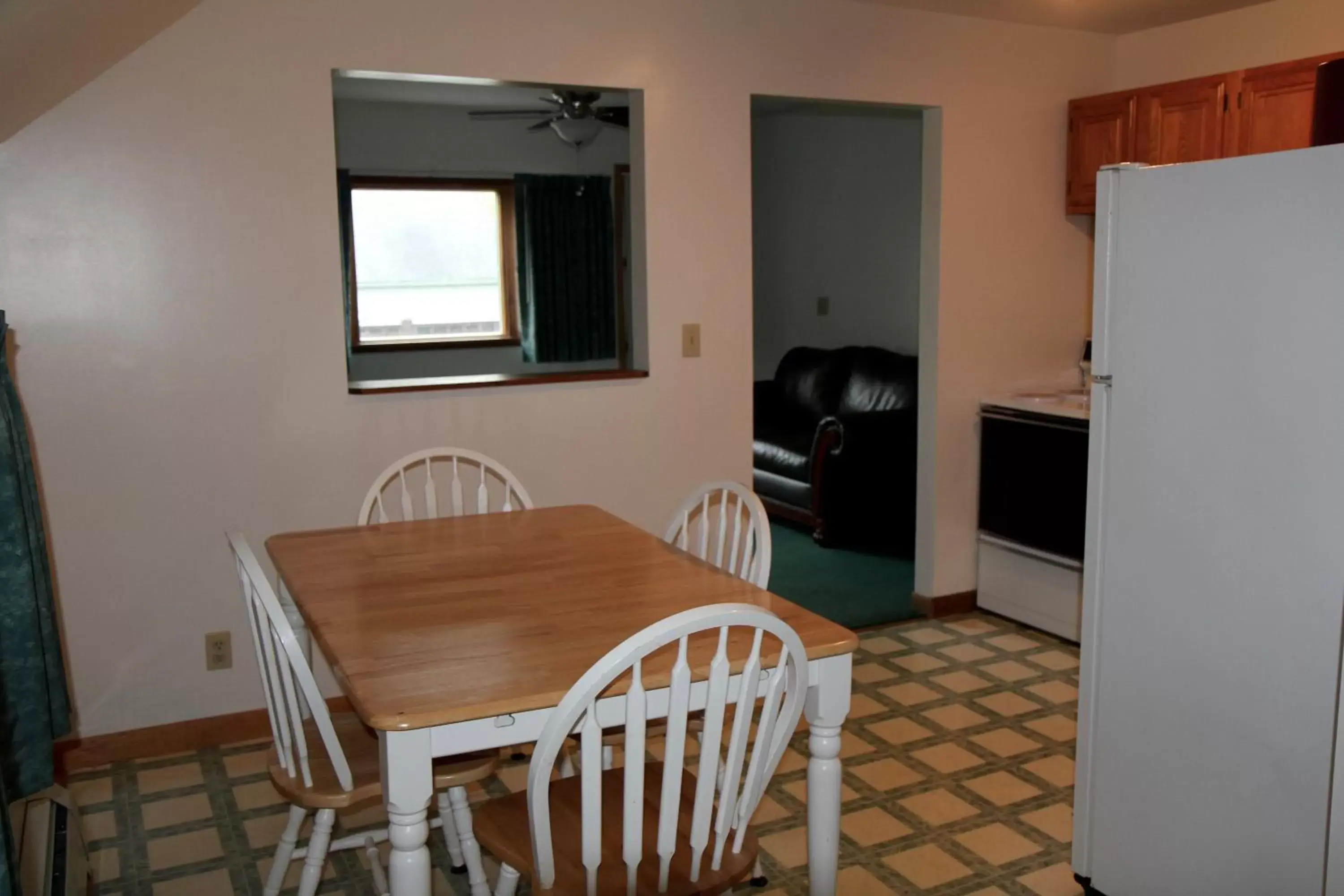 Kitchen or kitchenette, Dining Area in Sara Placid Inn & Suites