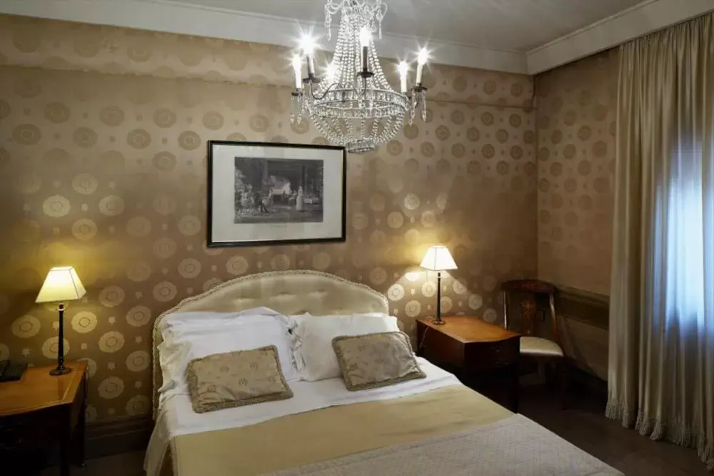 Bathroom, Bed in Albergo Cappello