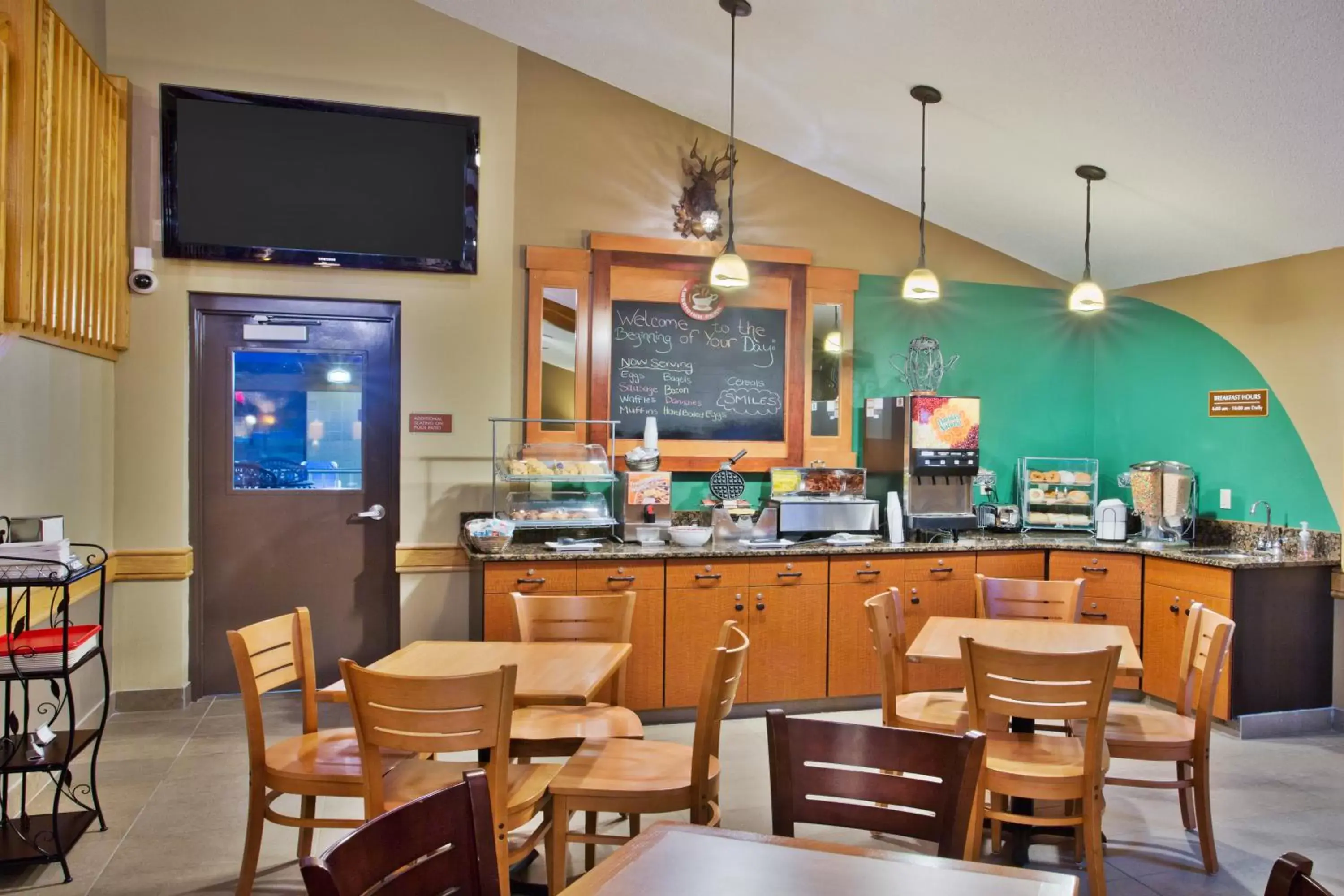 Restaurant/Places to Eat in AmericInn by Wyndham Grand Forks
