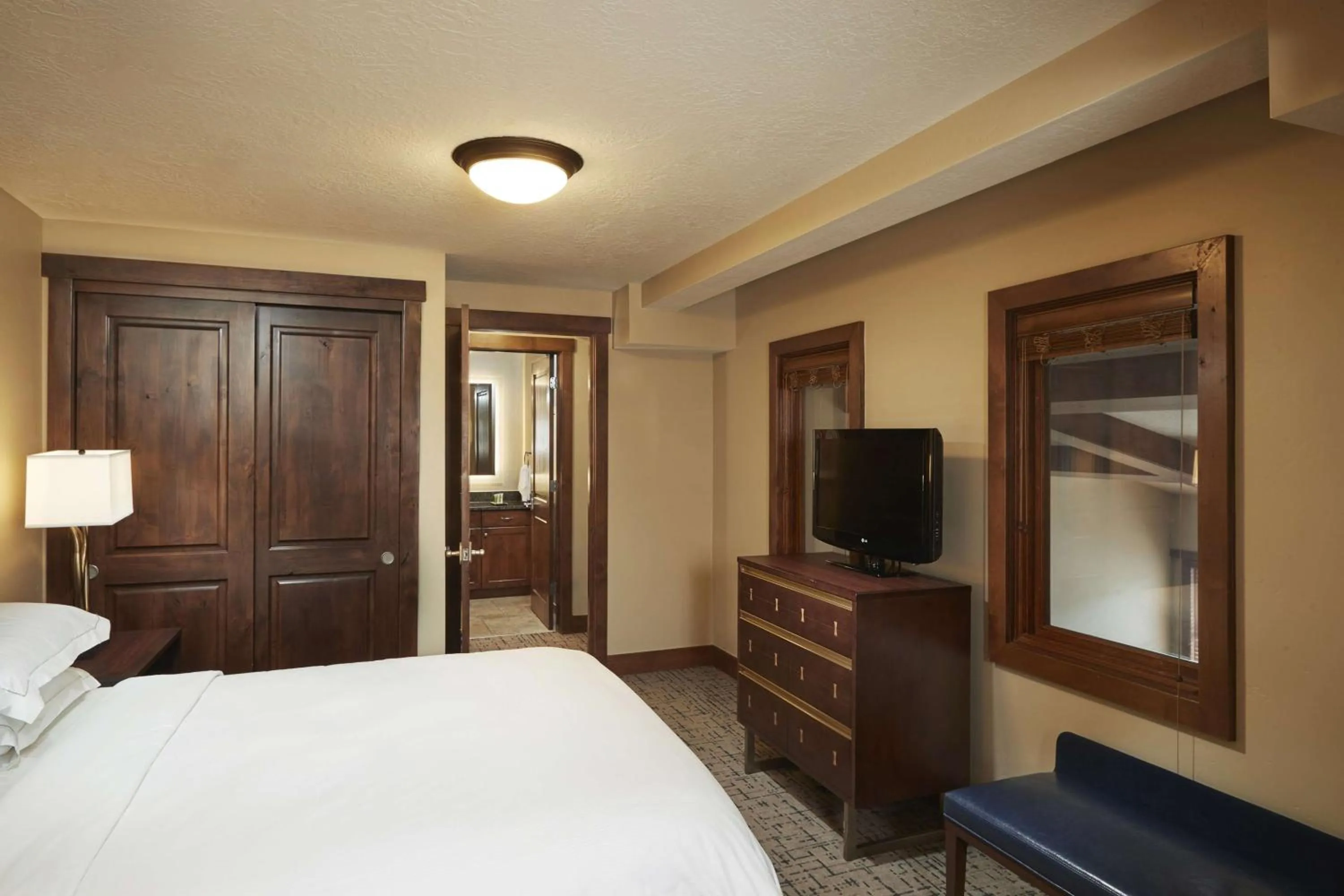 Three-Bedroom Suite with King or Queen Beds and Sofa Bed in Hilton Grand Vacations Club Sunrise Lodge Park City