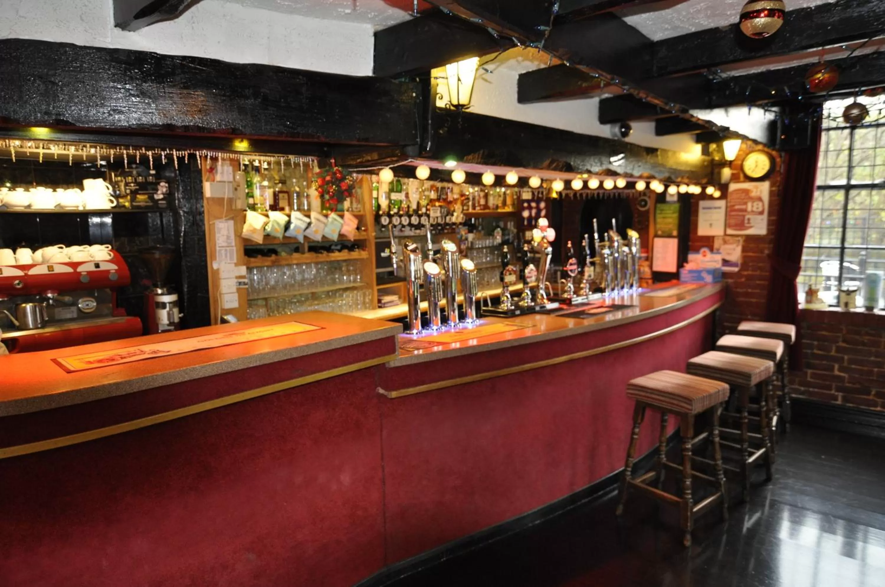 Lounge or bar in The Roundabout Hotel