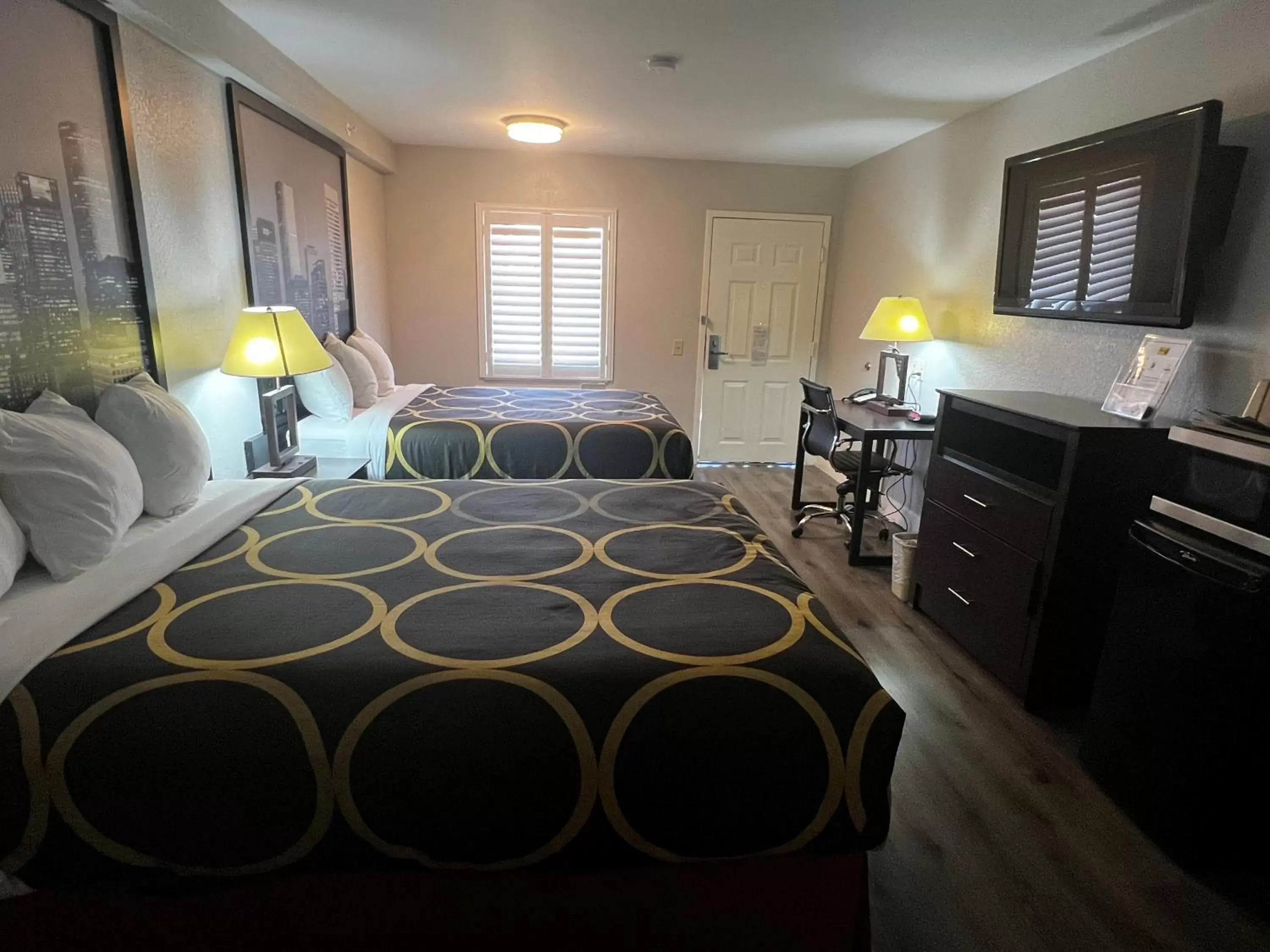 Photo of the whole room, Bed in Super 8 by Wyndham Baytown/Mont Belvieu