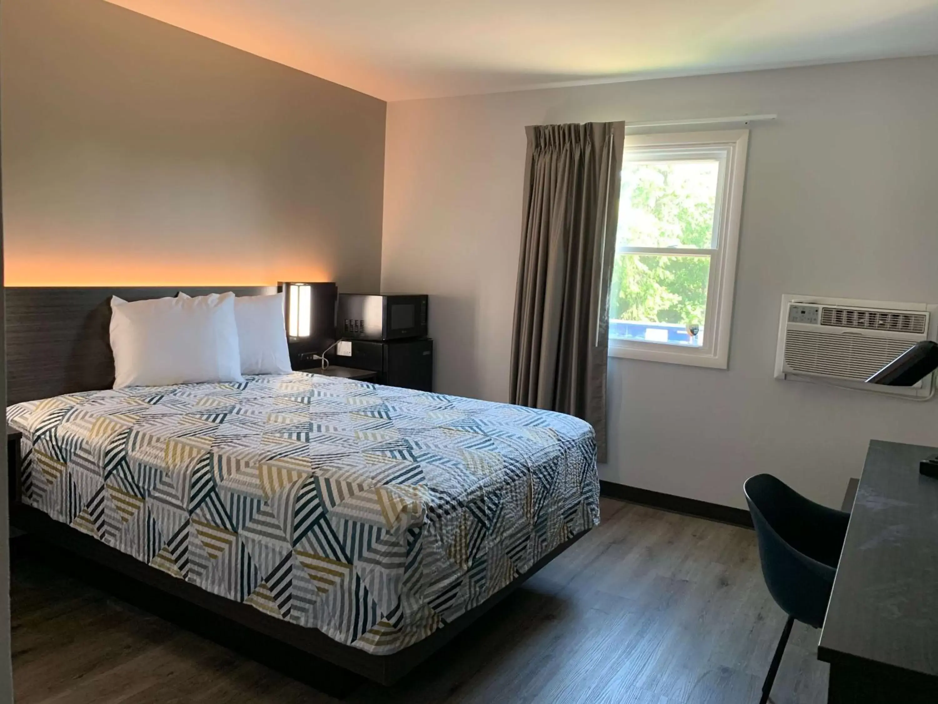 Photo of the whole room, Bed in Motel 6 Rockford, Il