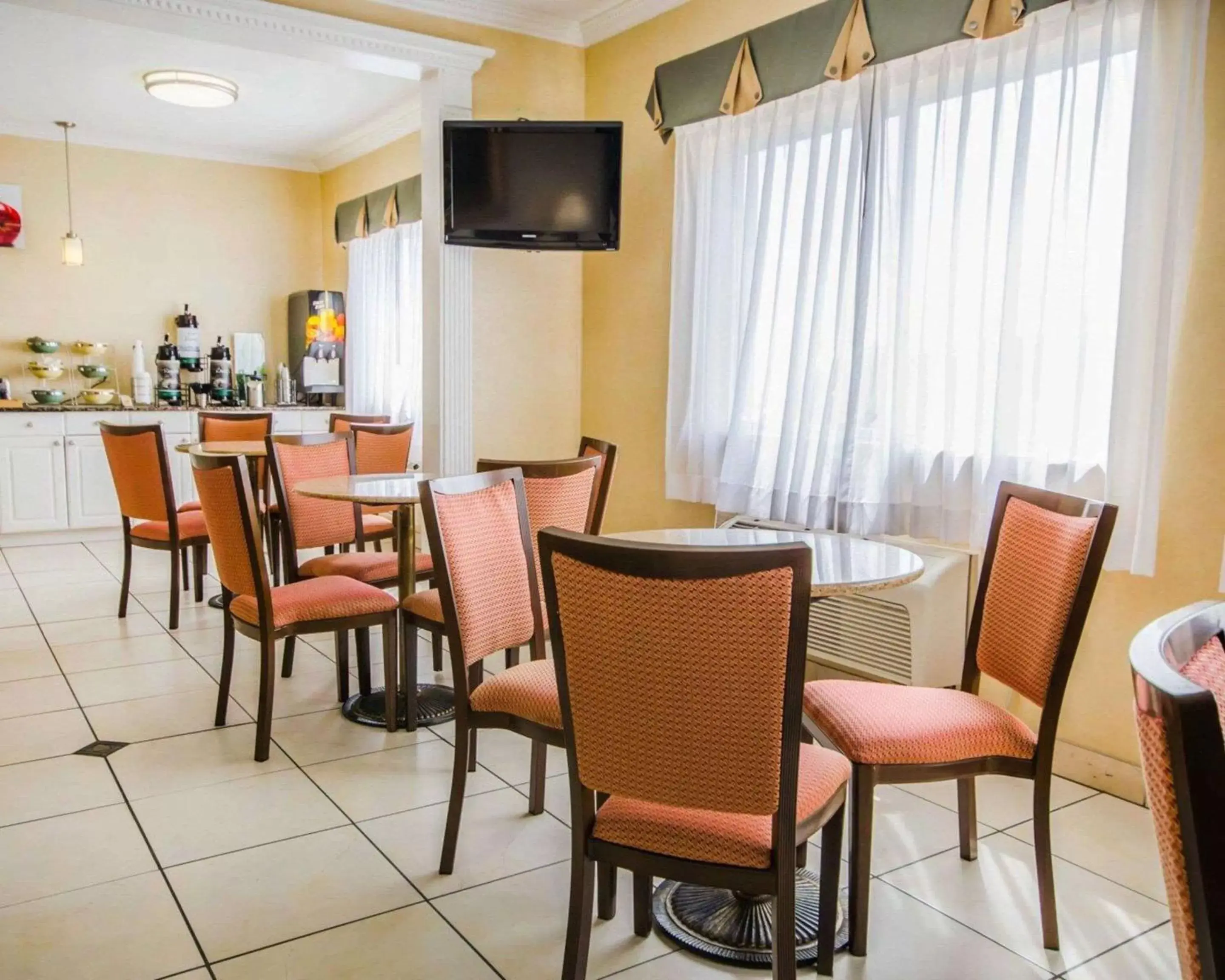 Restaurant/Places to Eat in Quality Inn East Evansville
