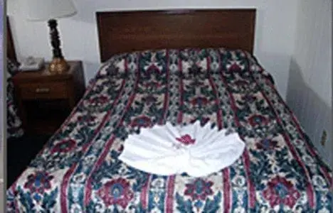 Bed in Waterfront Inn Mackinaw City
