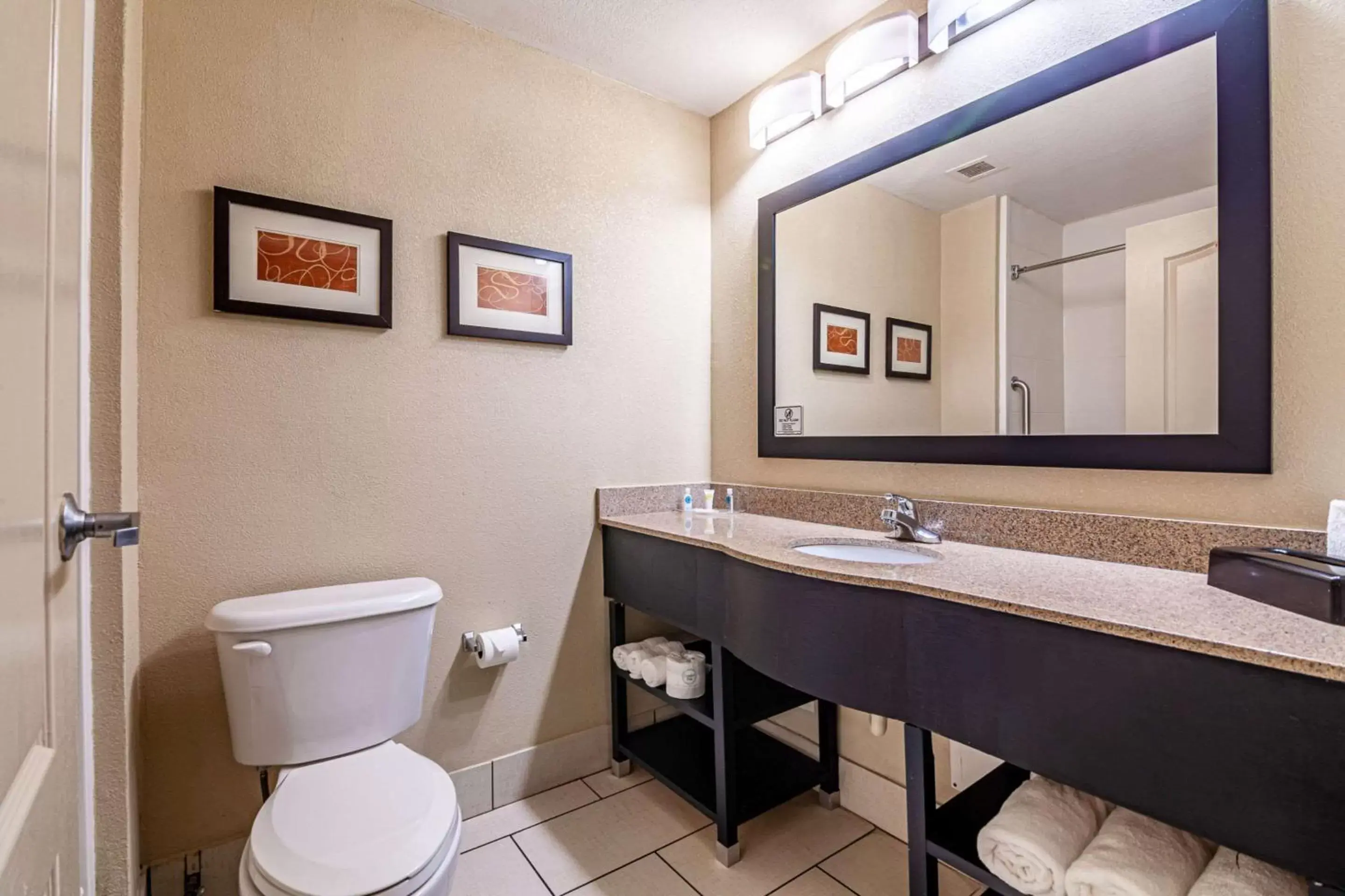 Bedroom, Bathroom in Comfort Suites Morrow- Atlanta South