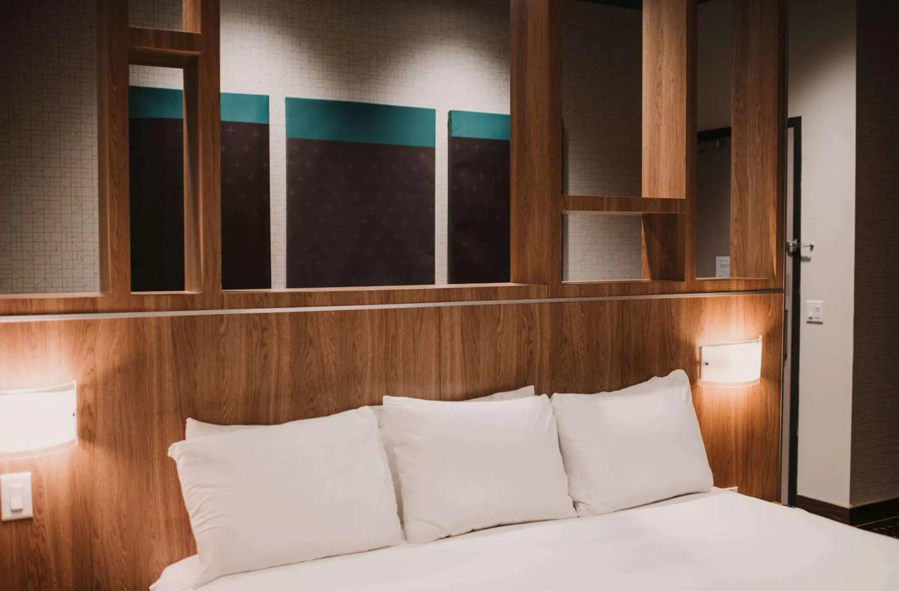 Bedroom, Bed in CityFlatsHotel - Grand Rapids, Ascend Hotel Collection