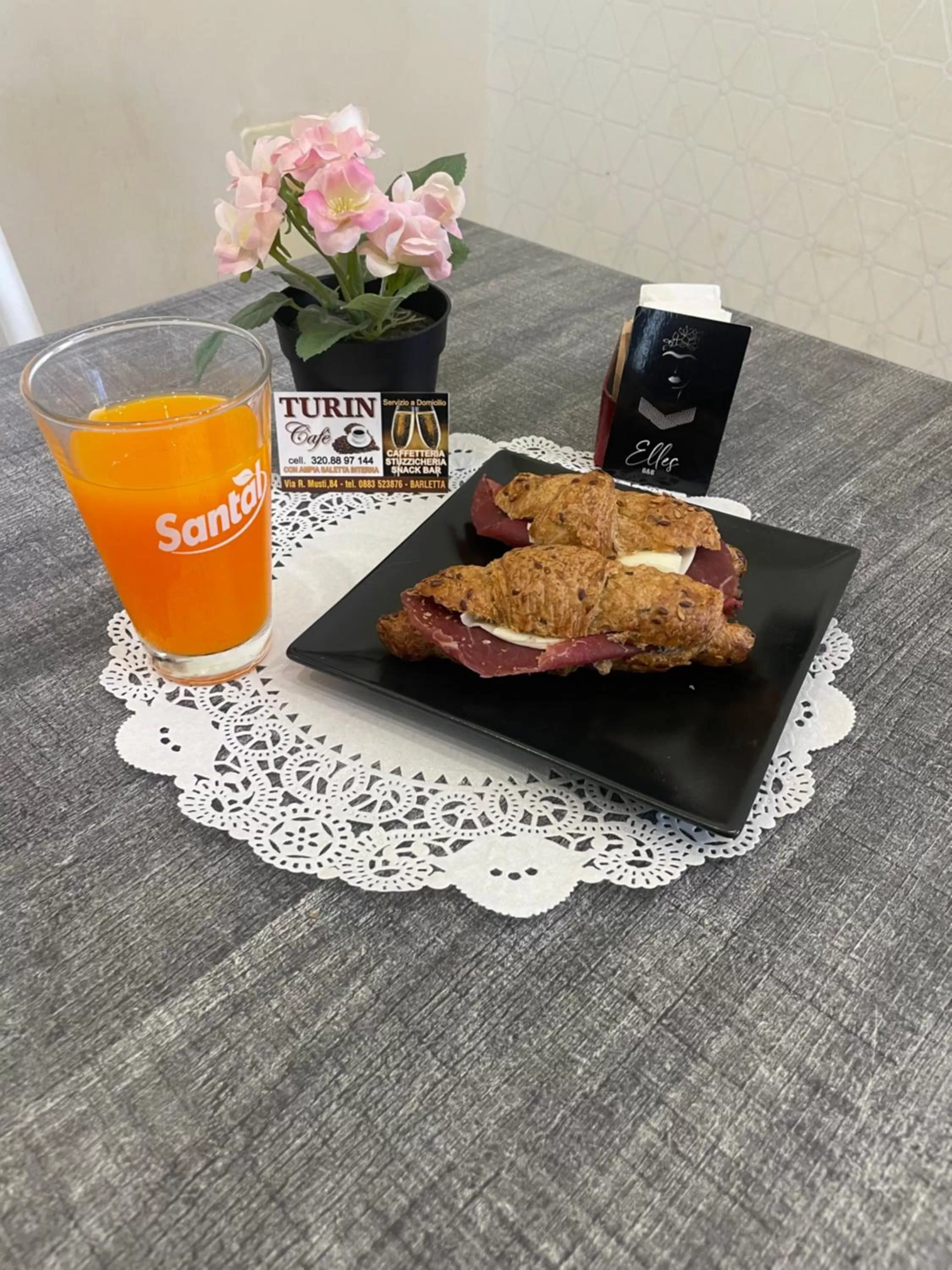 Breakfast in B&B Elles con parcheggio interno