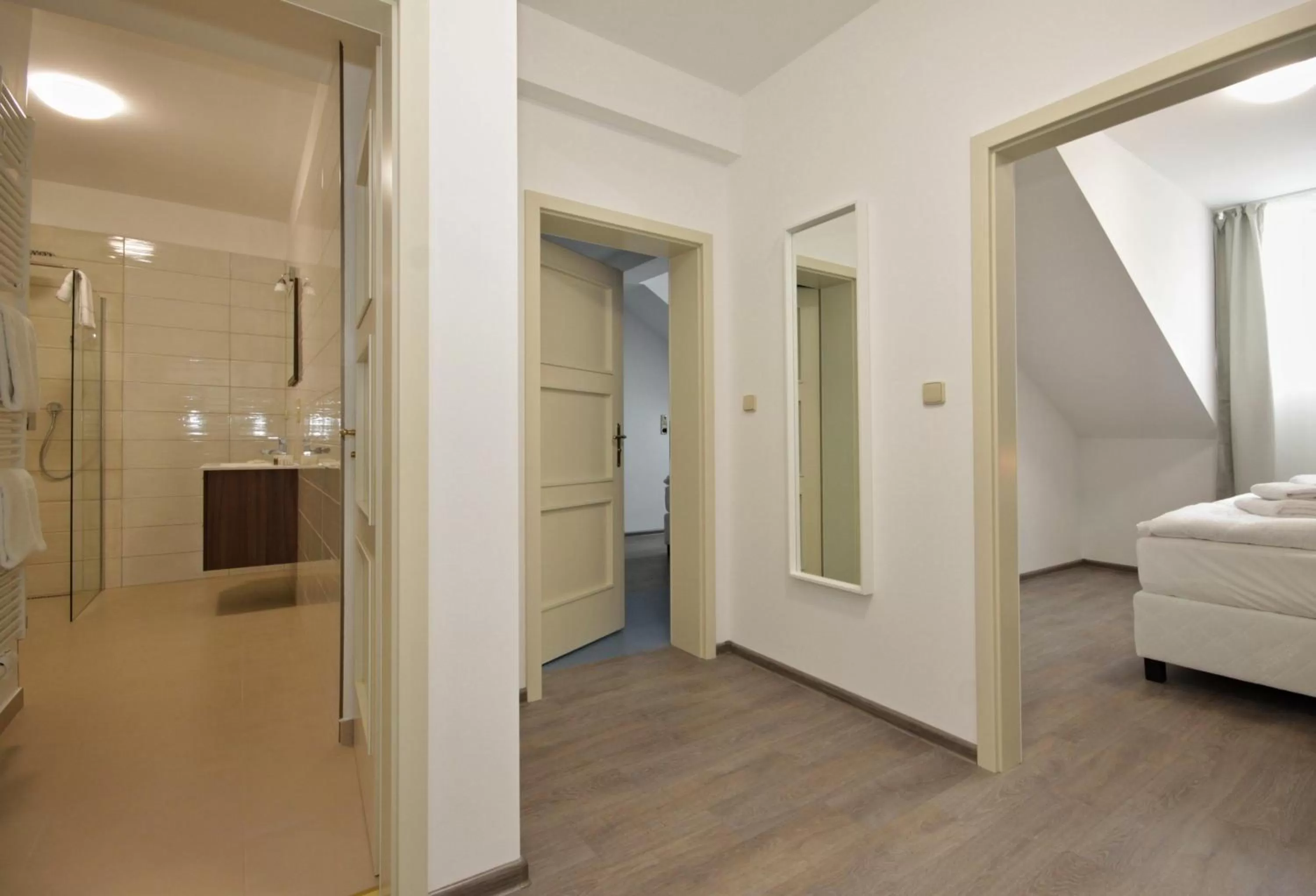 Bathroom, Bed in Alveo Suites