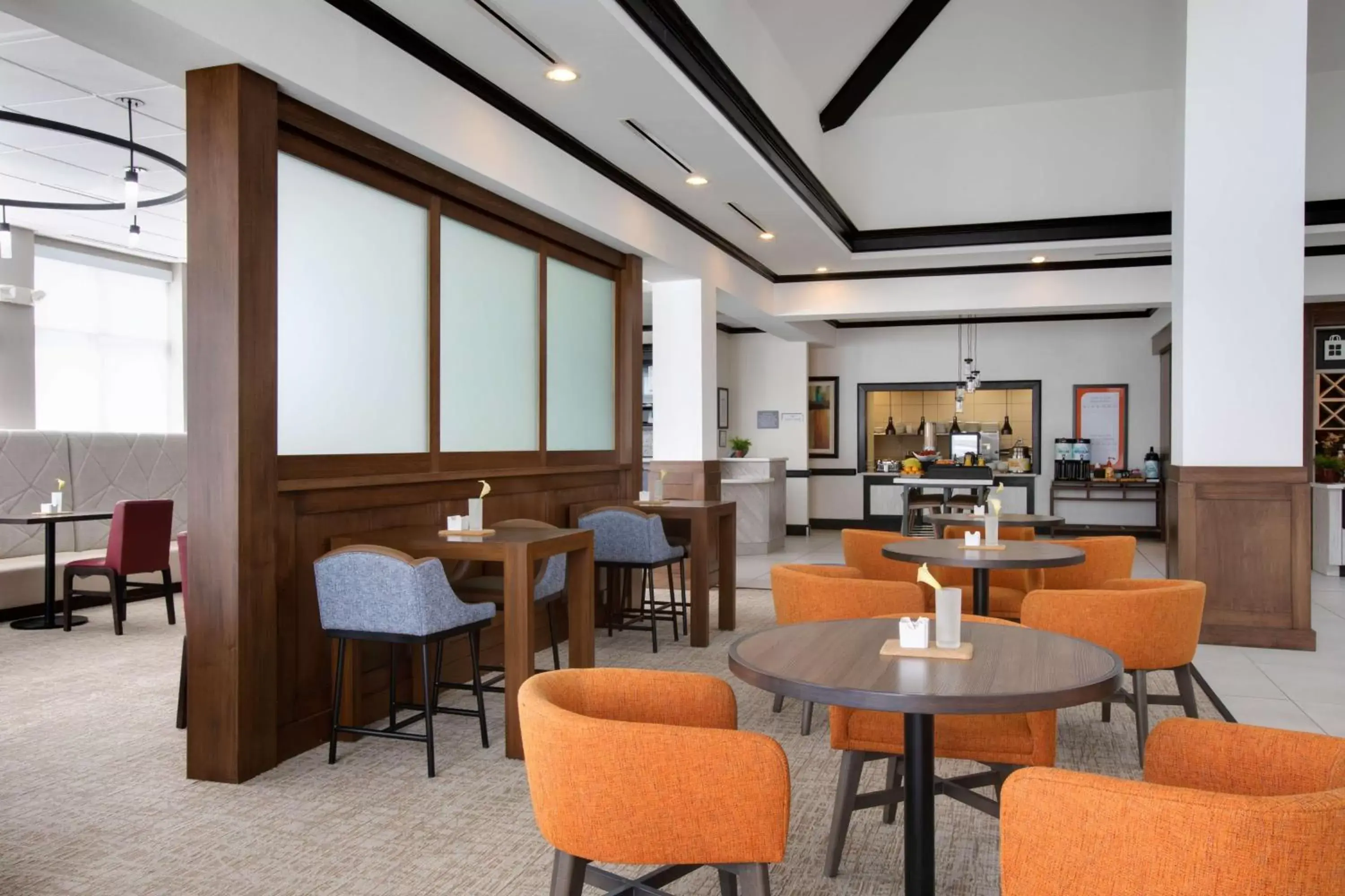 Dining area, Lounge/Bar in Hilton Garden Inn Tyler