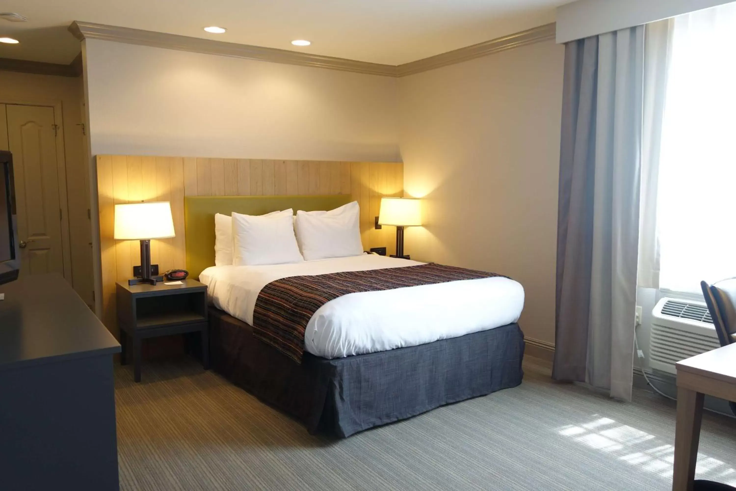 Photo of the whole room, Bed in Country Inn & Suites by Radisson, Metairie (New Orleans), LA