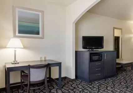 TV and multimedia in Quality Inn Buffalo