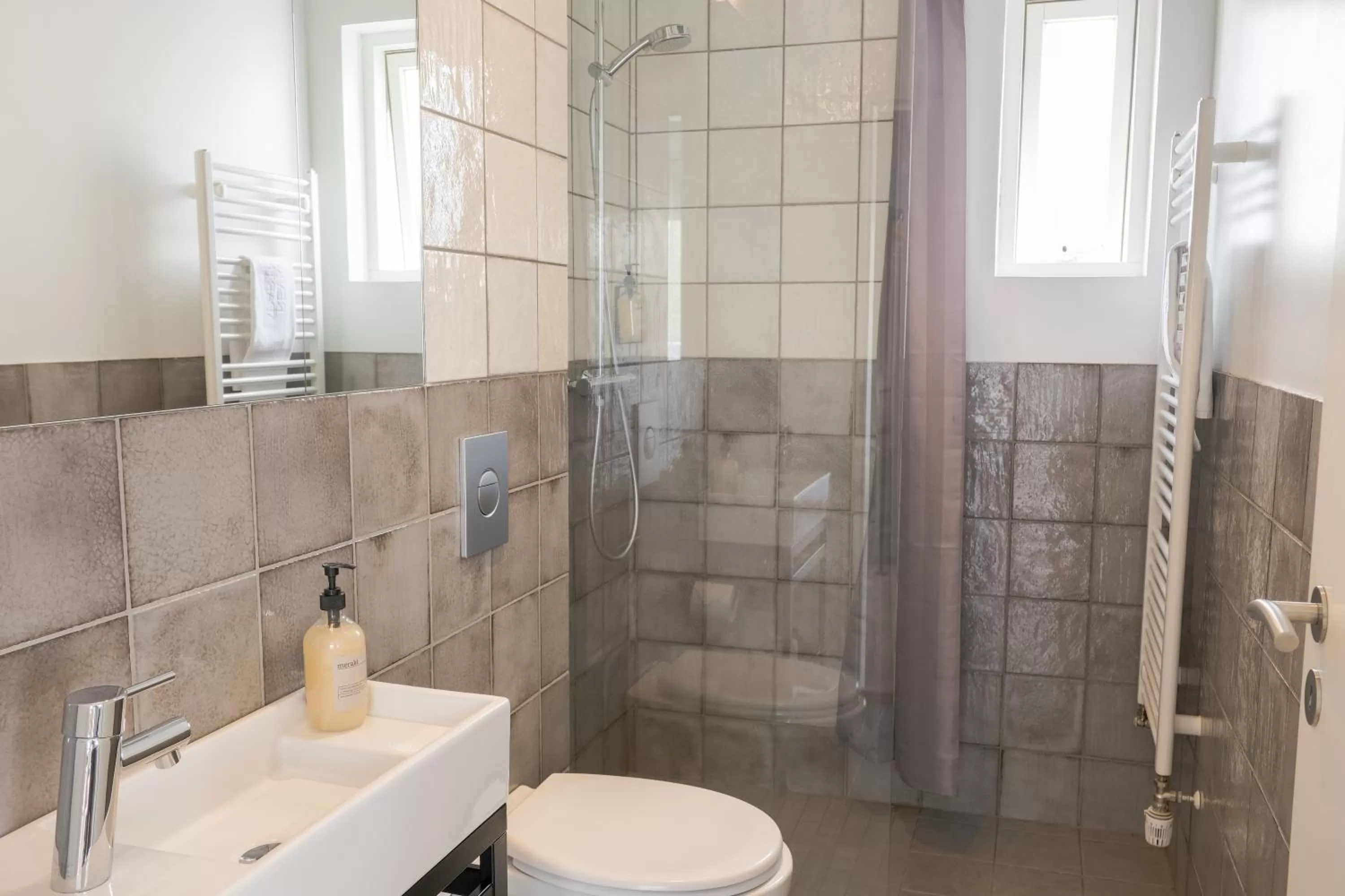 Shower in Saga Studios by Heimaleiga