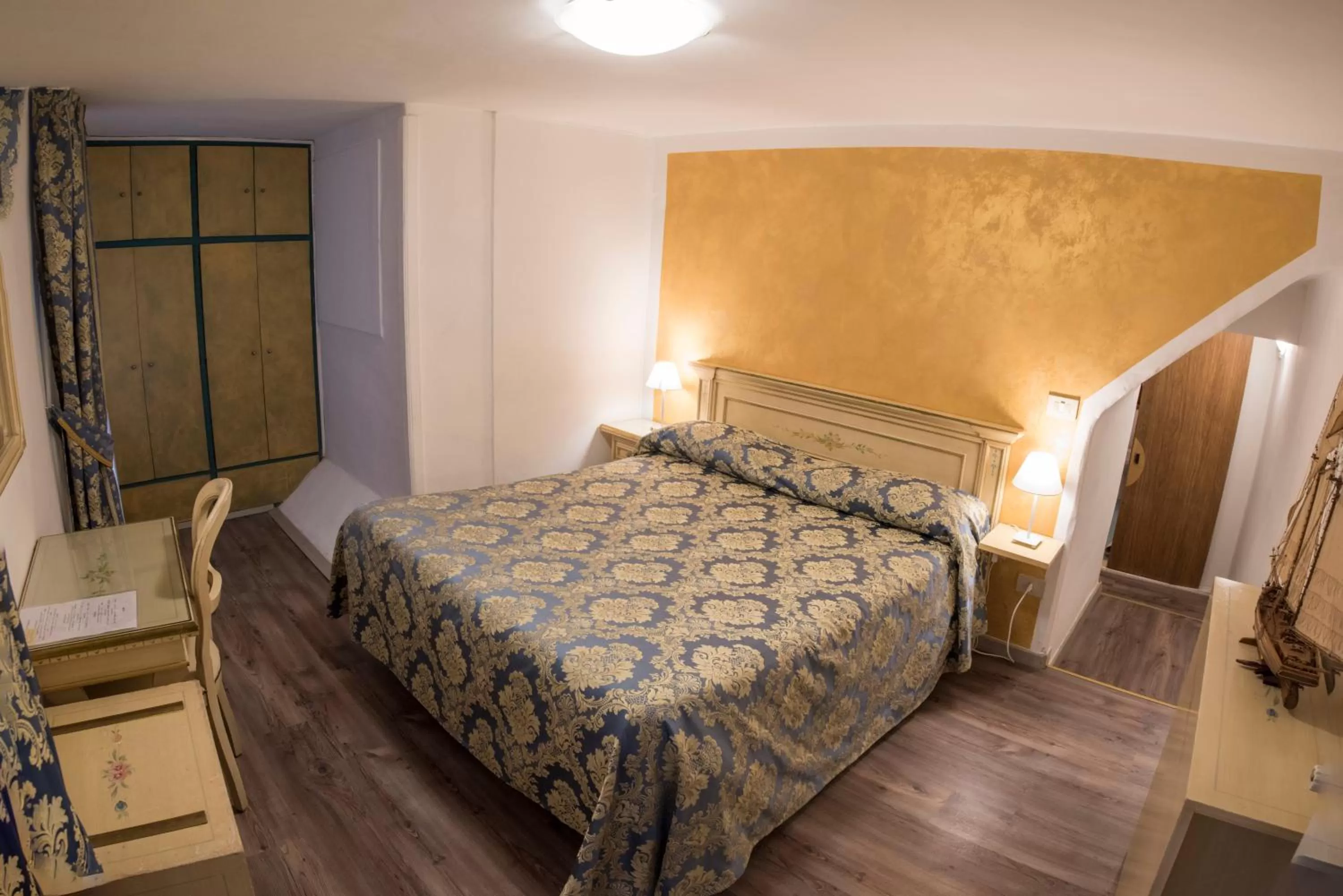 Bed in Albergo Casa Peron