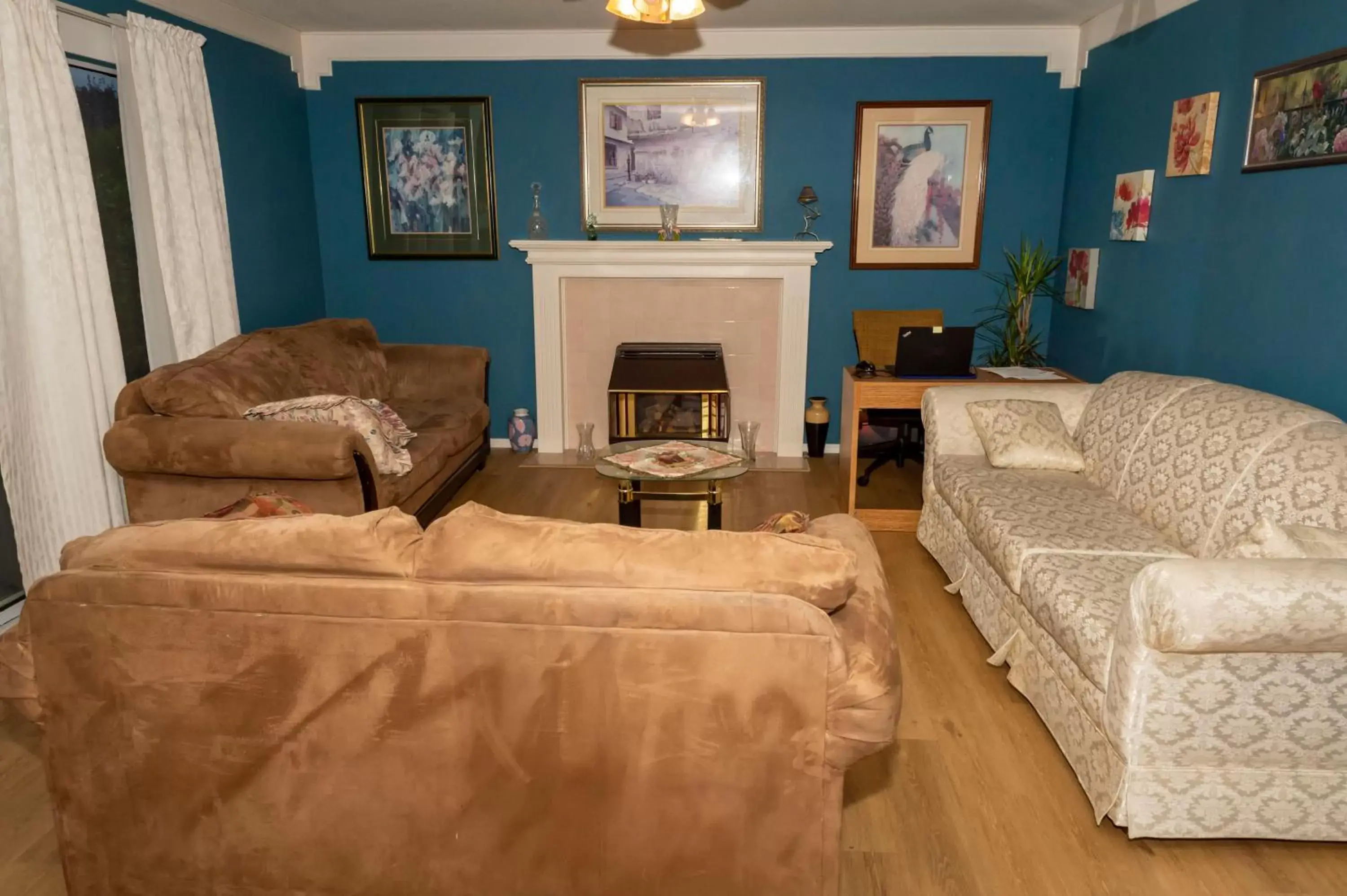 Living room, Seating Area in Anita's Bed & Breakfast Master Bedroom with 2 Queen Beds - 4 People