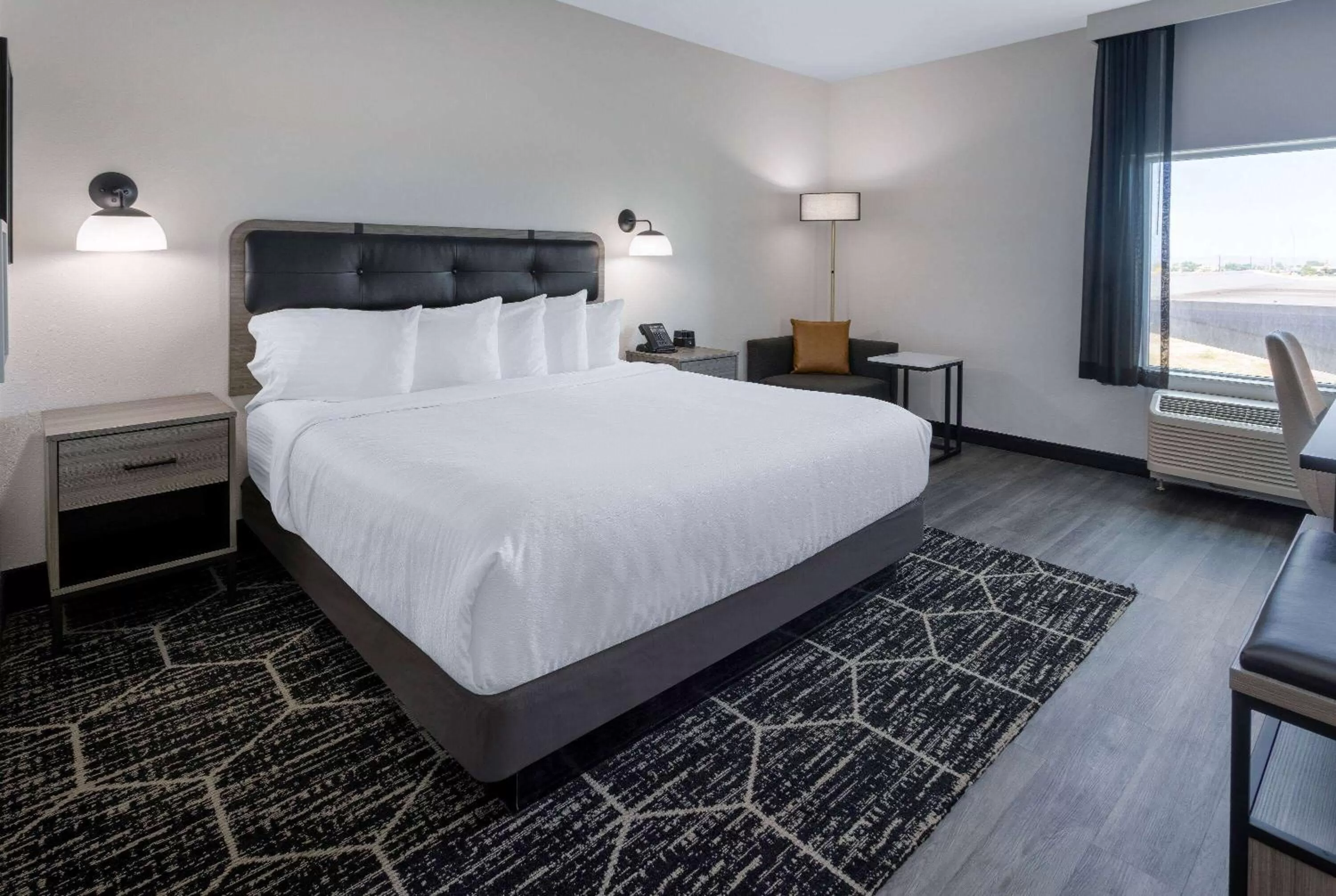 Photo of the whole room, Bed in La Quinta Inn & Suites by Wyndham Maricopa Copper Sky
