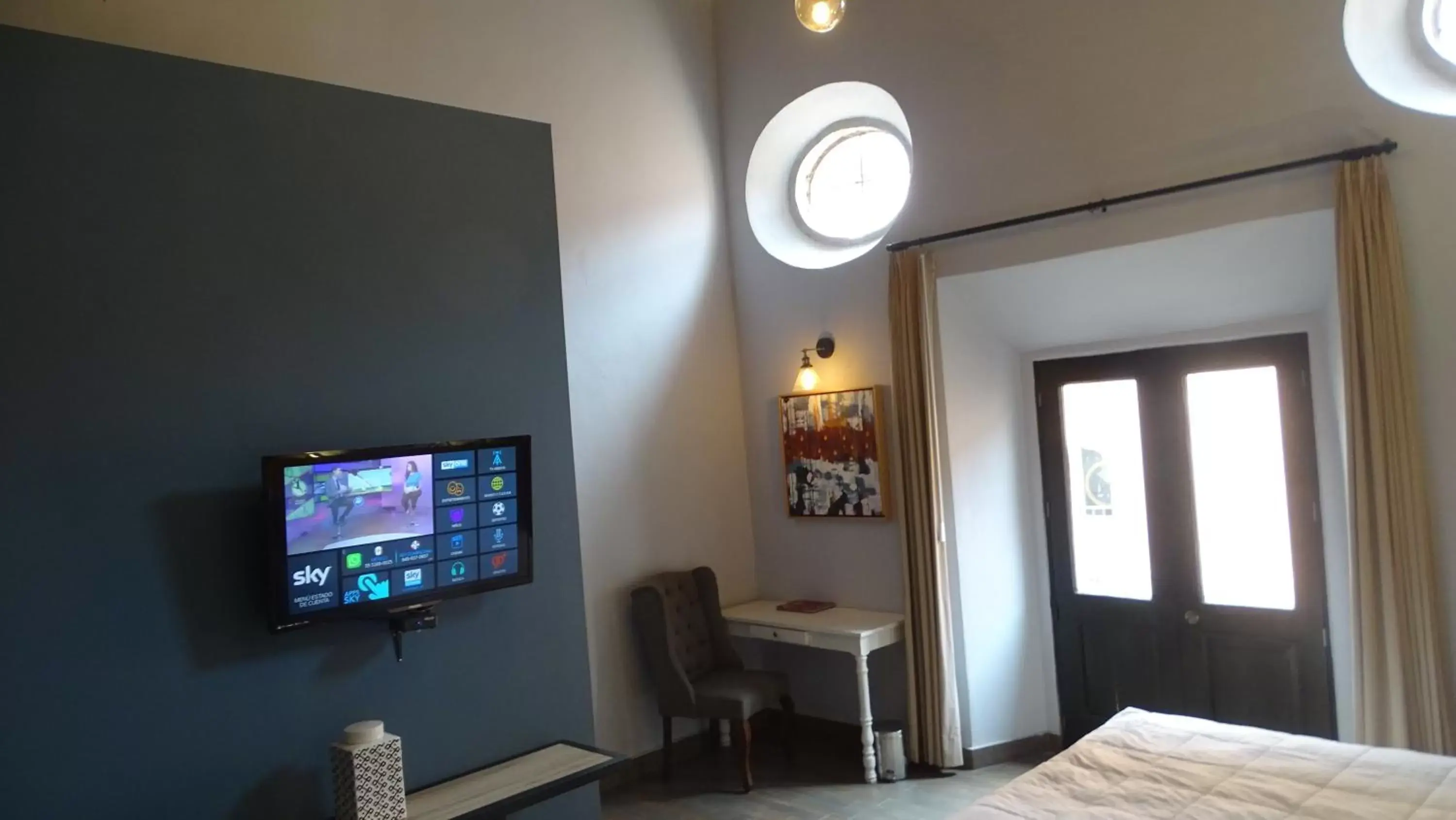 Bed, TV/Entertainment Center in Hotel Plaza de Armas