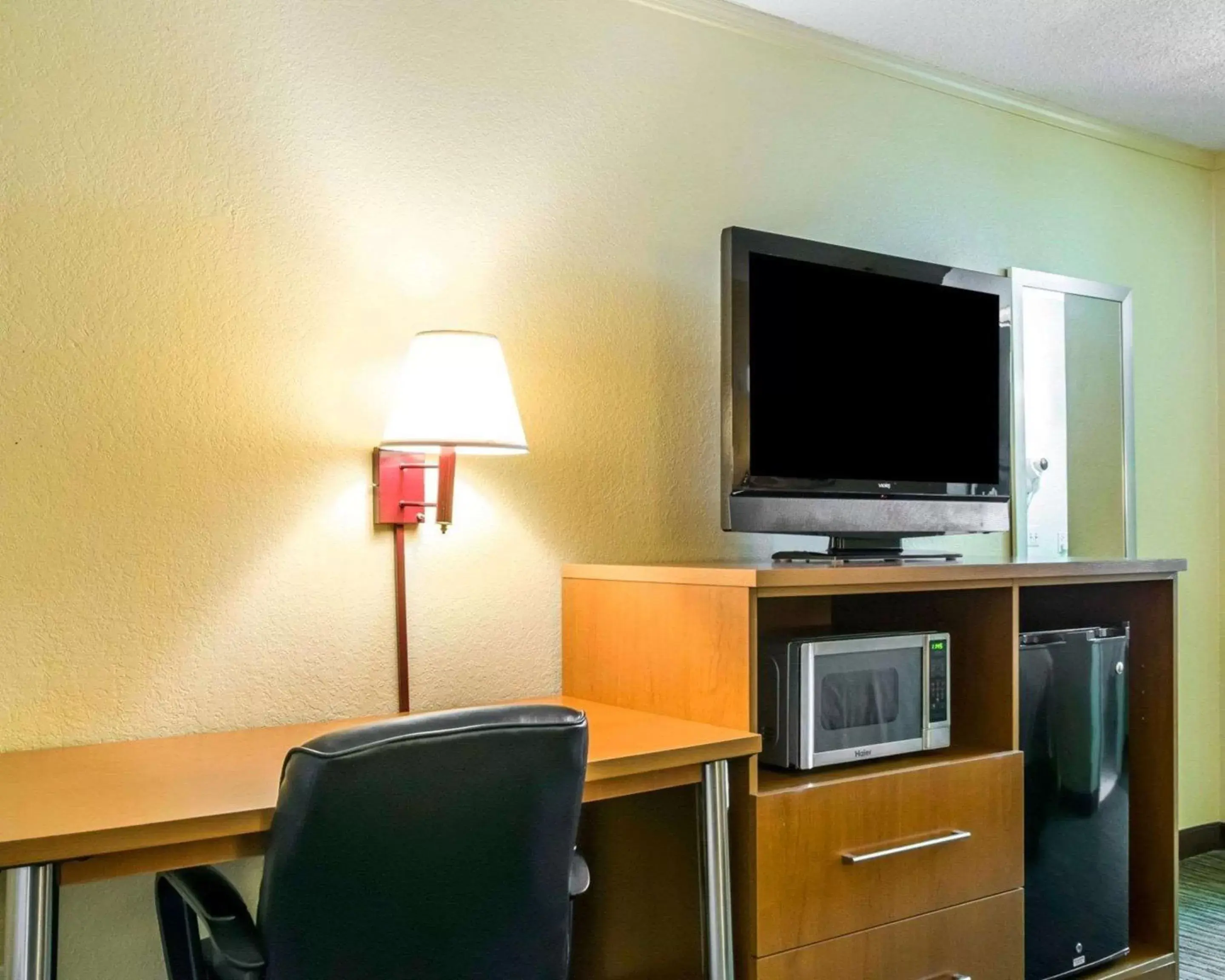 Photo of the whole room, TV/Entertainment Center in Econo Lodge Franklin