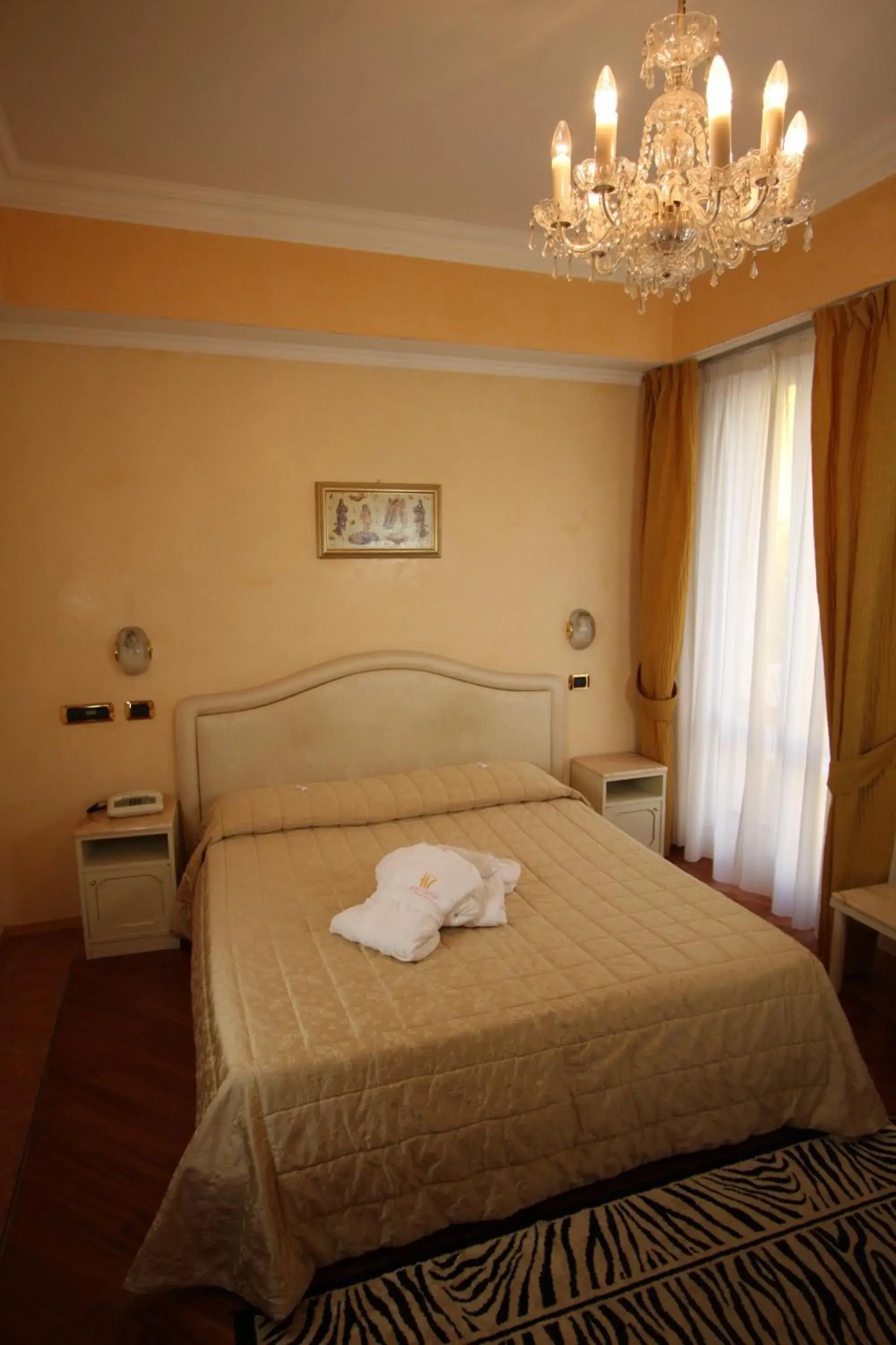 Photo of the whole room, Bed in Hotel Vienna Ostenda e Ristorante il Danubio