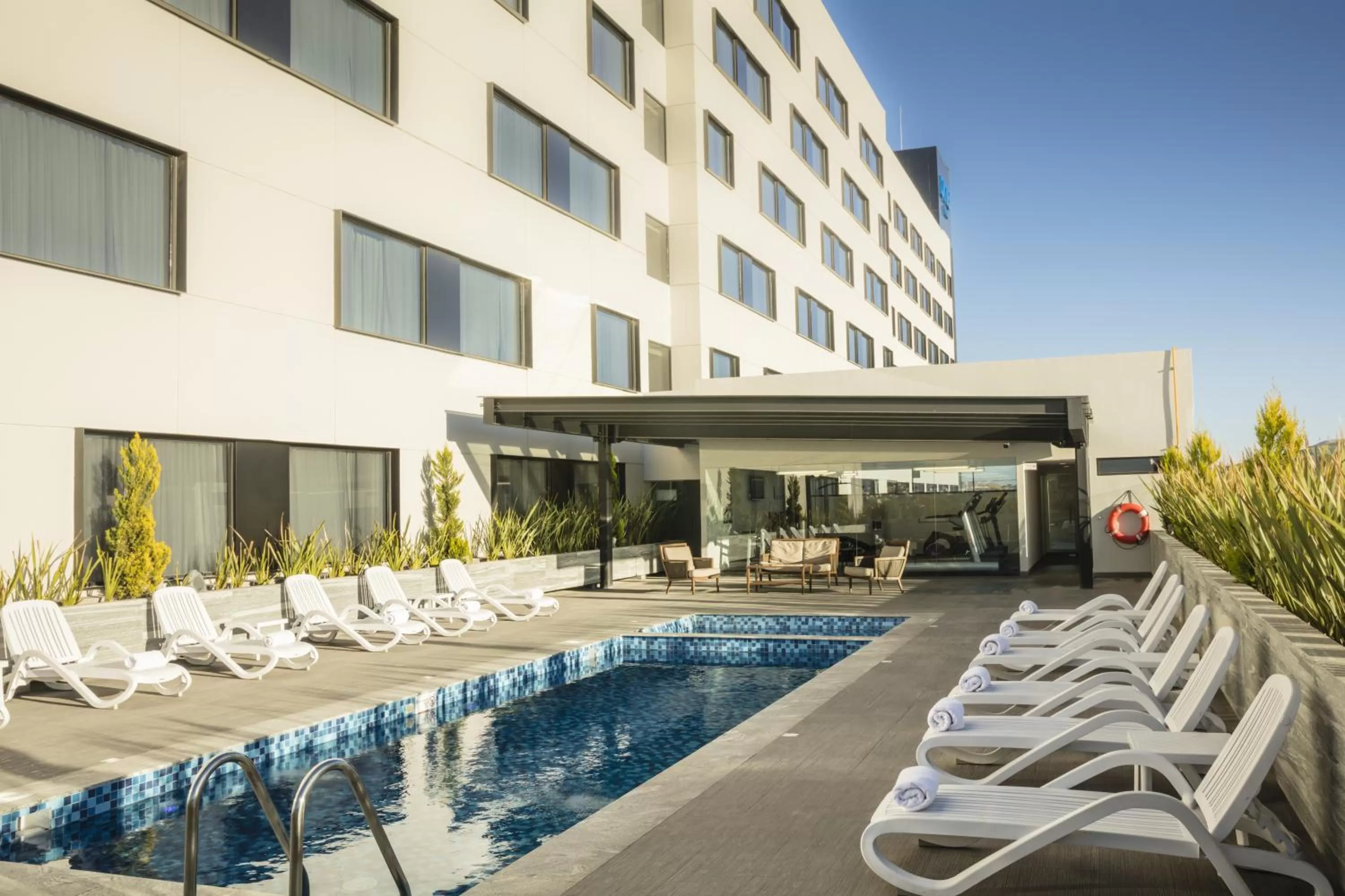 Swimming pool in Fiesta Inn Chihuahua Fashion Mall