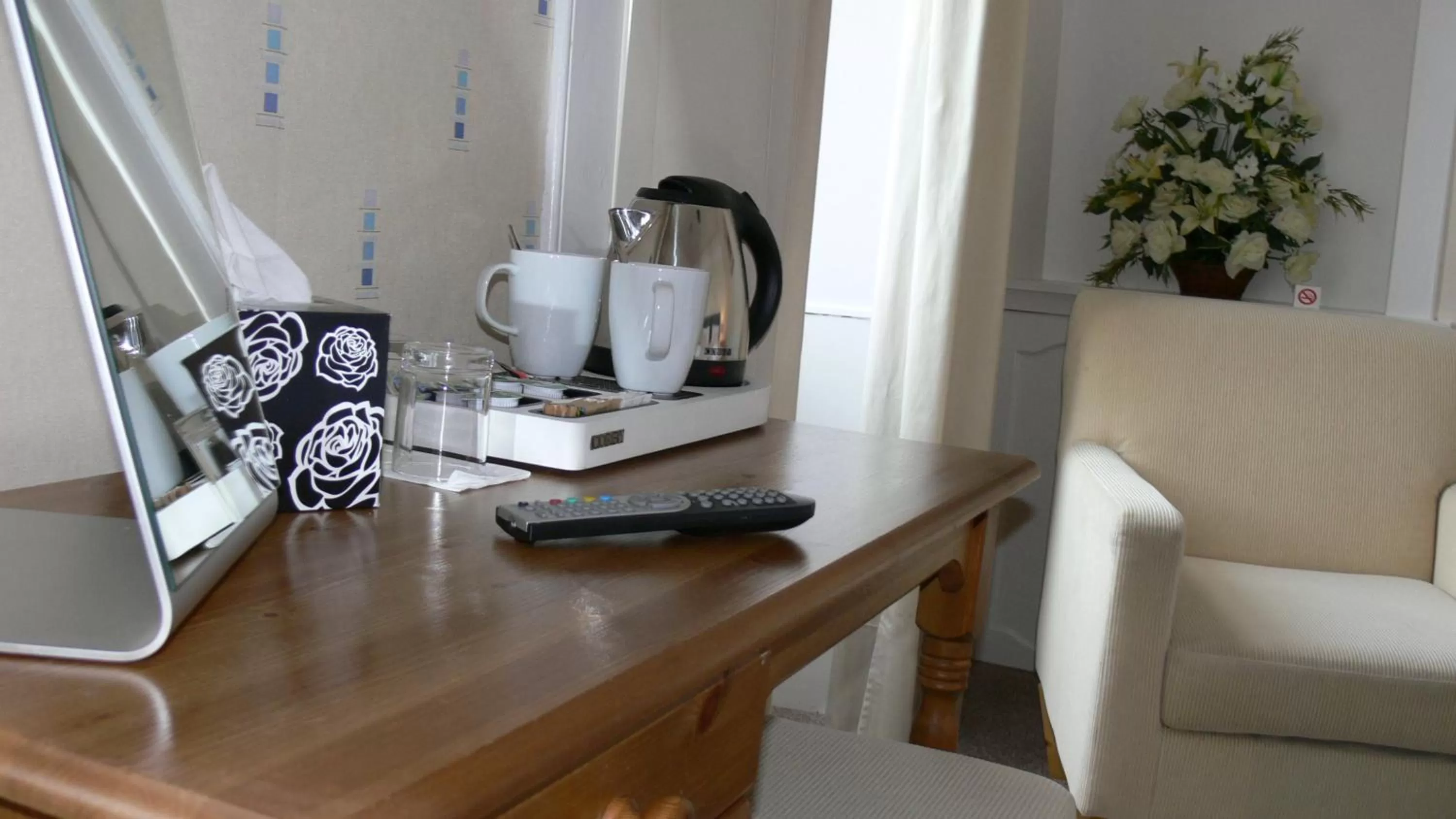 Coffee/tea facilities in The Home Arms Guesthouse