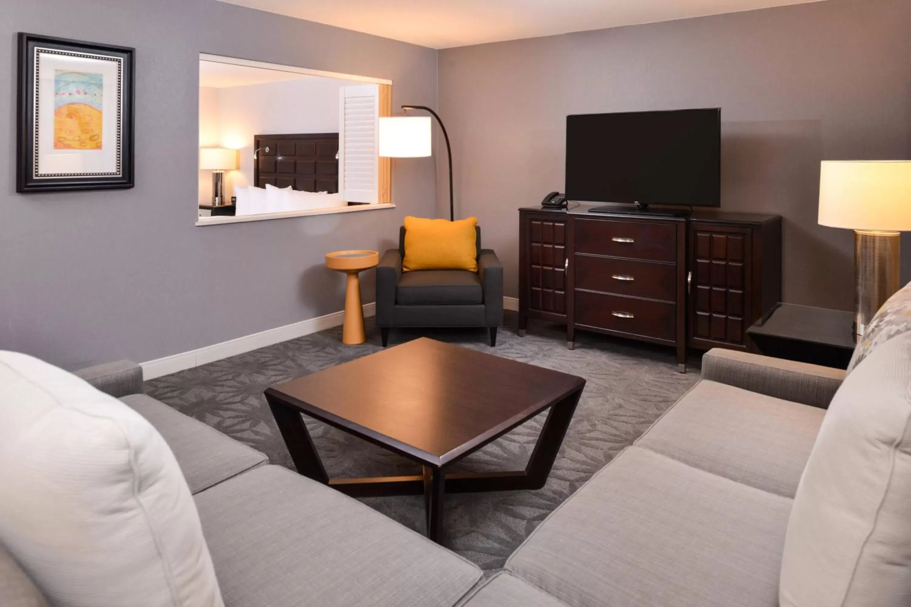 Bedroom, TV/Entertainment Center in Buffalo Marriott Niagara